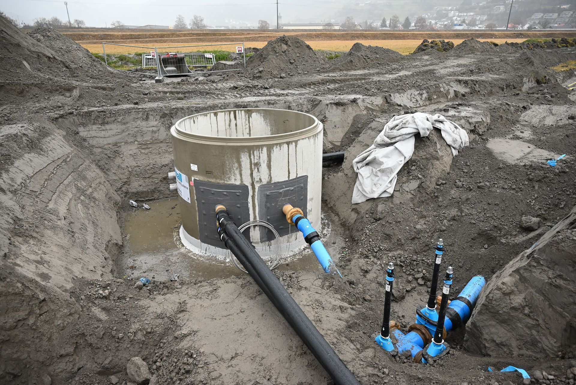 Die unterirdischen Arbeiten der fünf Trinkwasserbrunnen sind bereits fertig gestellt. Nun werden die Verbindungsleitungen zum Damm fertig gestellt.