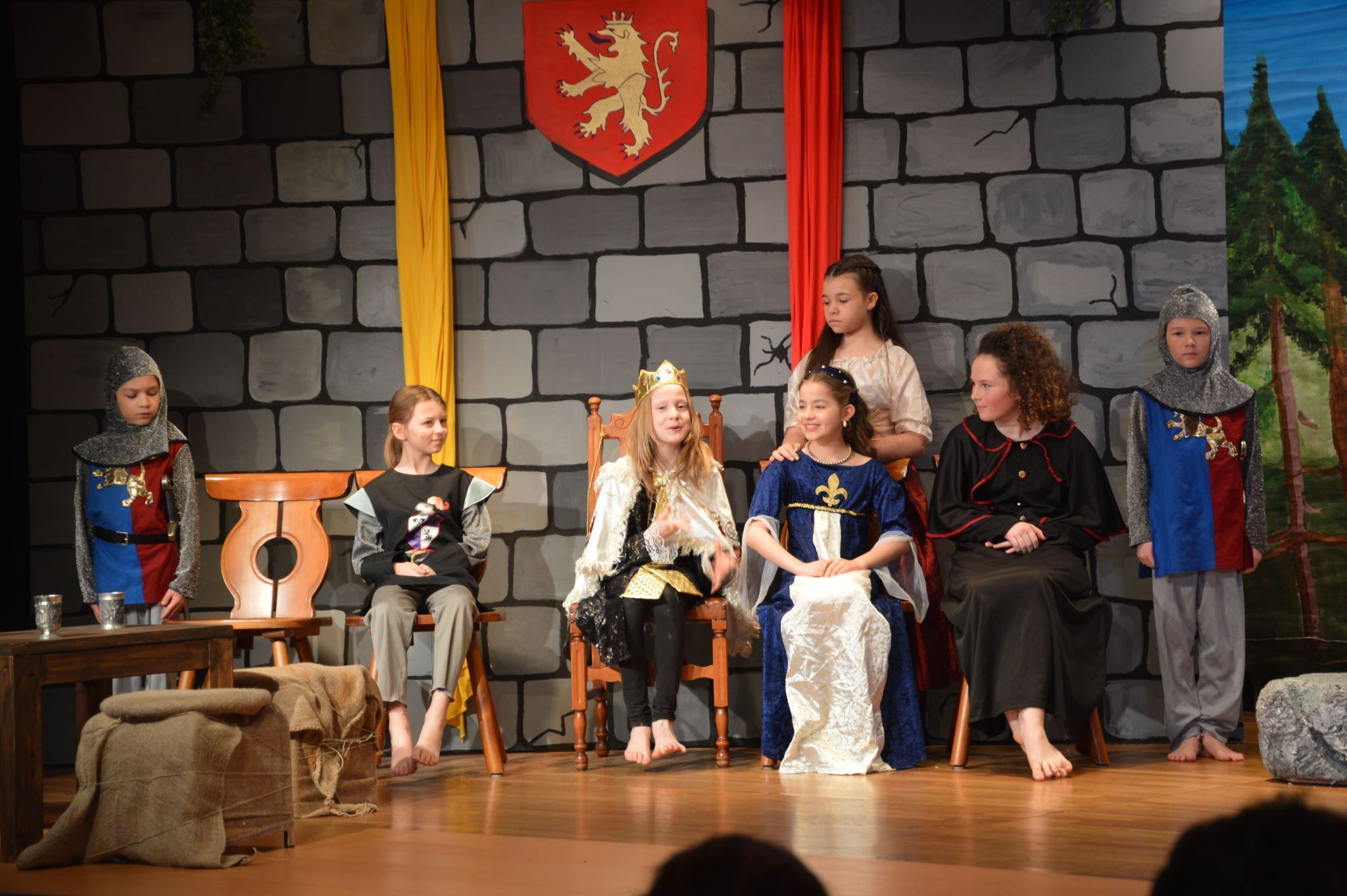 Prinz John empfängt Lady Marian am Königshof