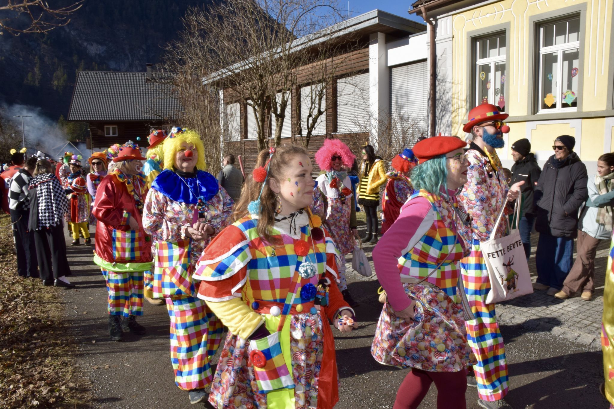 Viel Farbe ins Lorünser Faschingsgeschehn brachten diese Clowns.