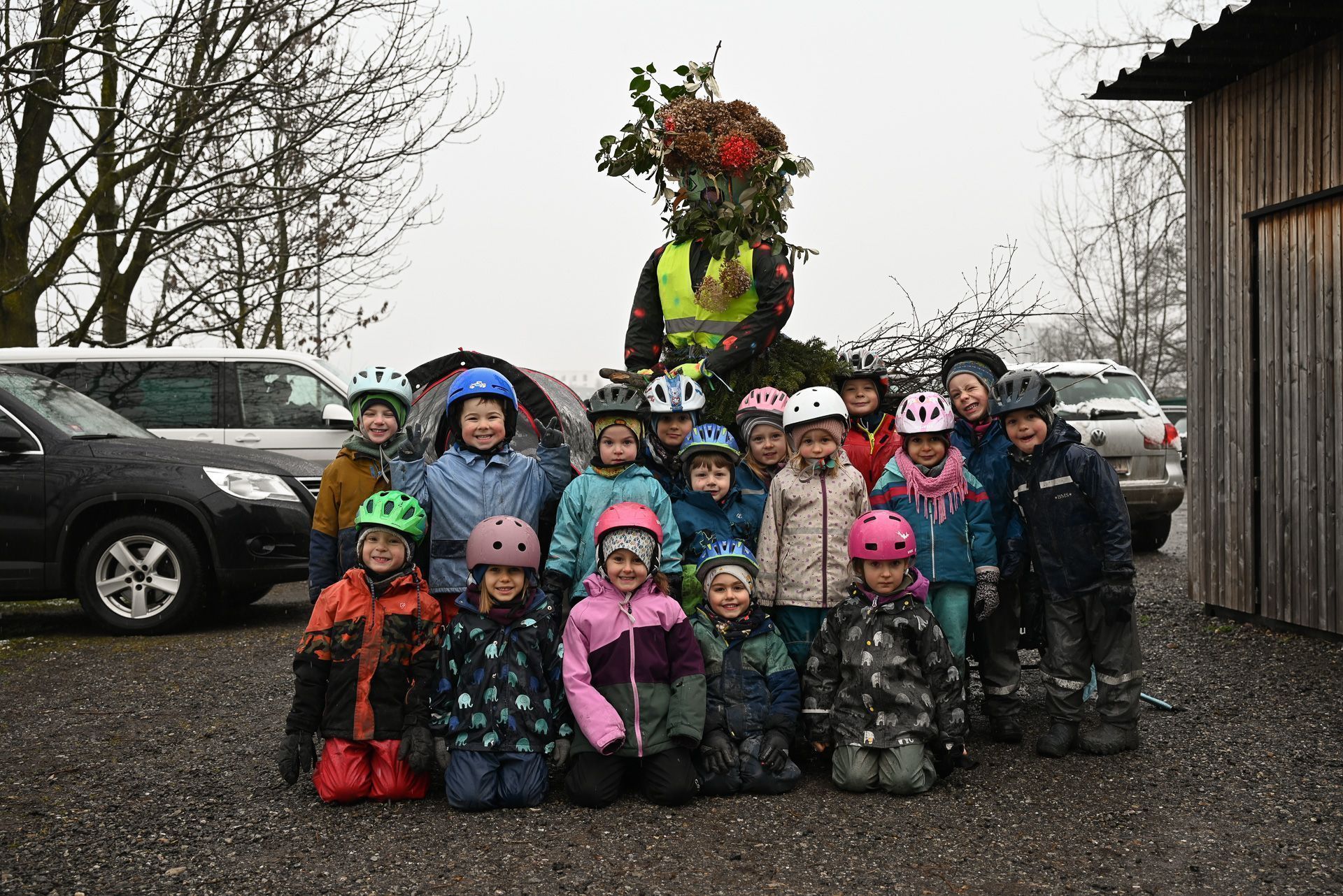 Die Kindergartenkinder vom Streueried haben eine wunderschöne Naturhexe gestaltet und überreichten sie am Freitag stolz den Funkenbauern. 