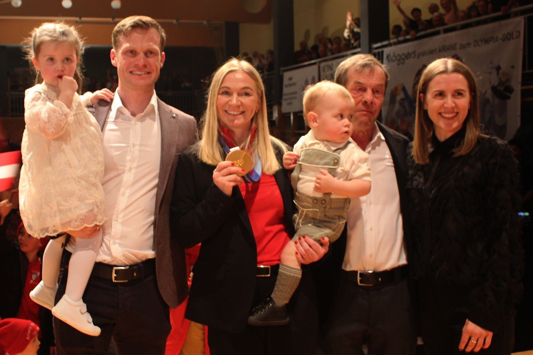 Die Familie Rädler ist mit dem Skisport und dem Skiclub Möggers eng verbunden: Papa Reinhold wurde 2019 für 40 Jahre ehrenamtliches Engagement für den Verein zum Ehrenmitglied ernannt, sein Sohn Riccardo ist Co-Obmann und hat u. a. viermal den weißen Ring gewonnen und seine Kinder Vinc und Ida werden wohl bald ihrer Gota „Gold-Ariane“ nach eifern . . .