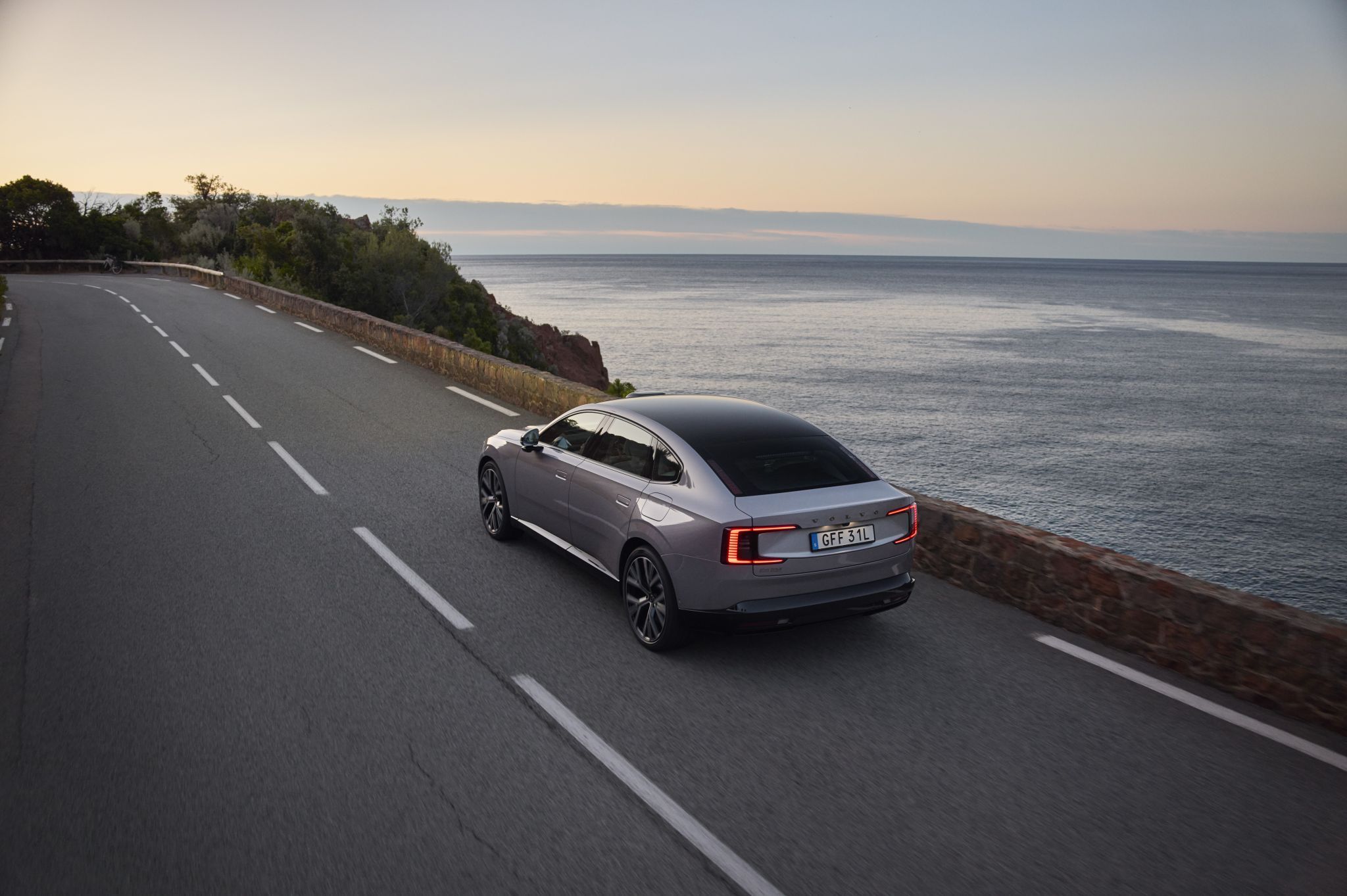 Zumindest in den Heckleuchten des ES90 hat sich ein wenig typischer Volvo-Look erhalten. Darüber öff-net sich statt des erwarteten Kofferraumdeckels eine flache Heckklappe