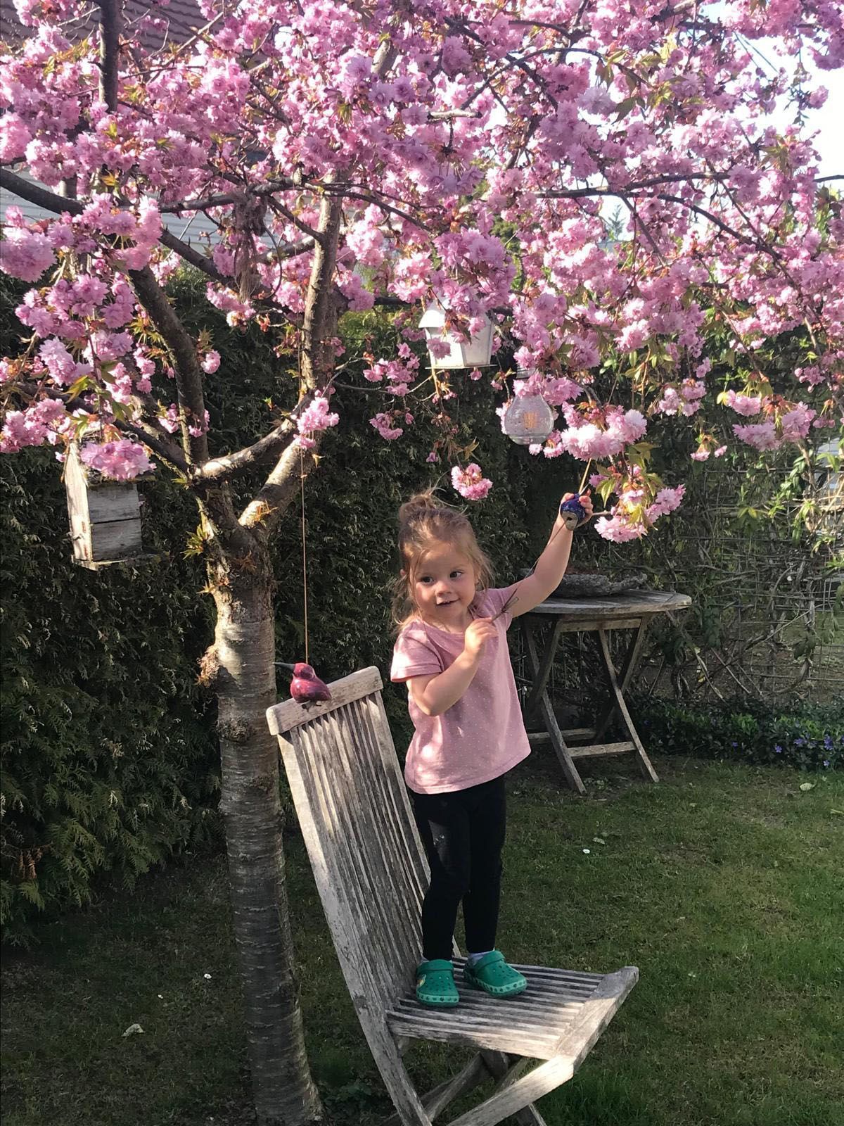 Enkelkind Matilda im Gartenparadies.