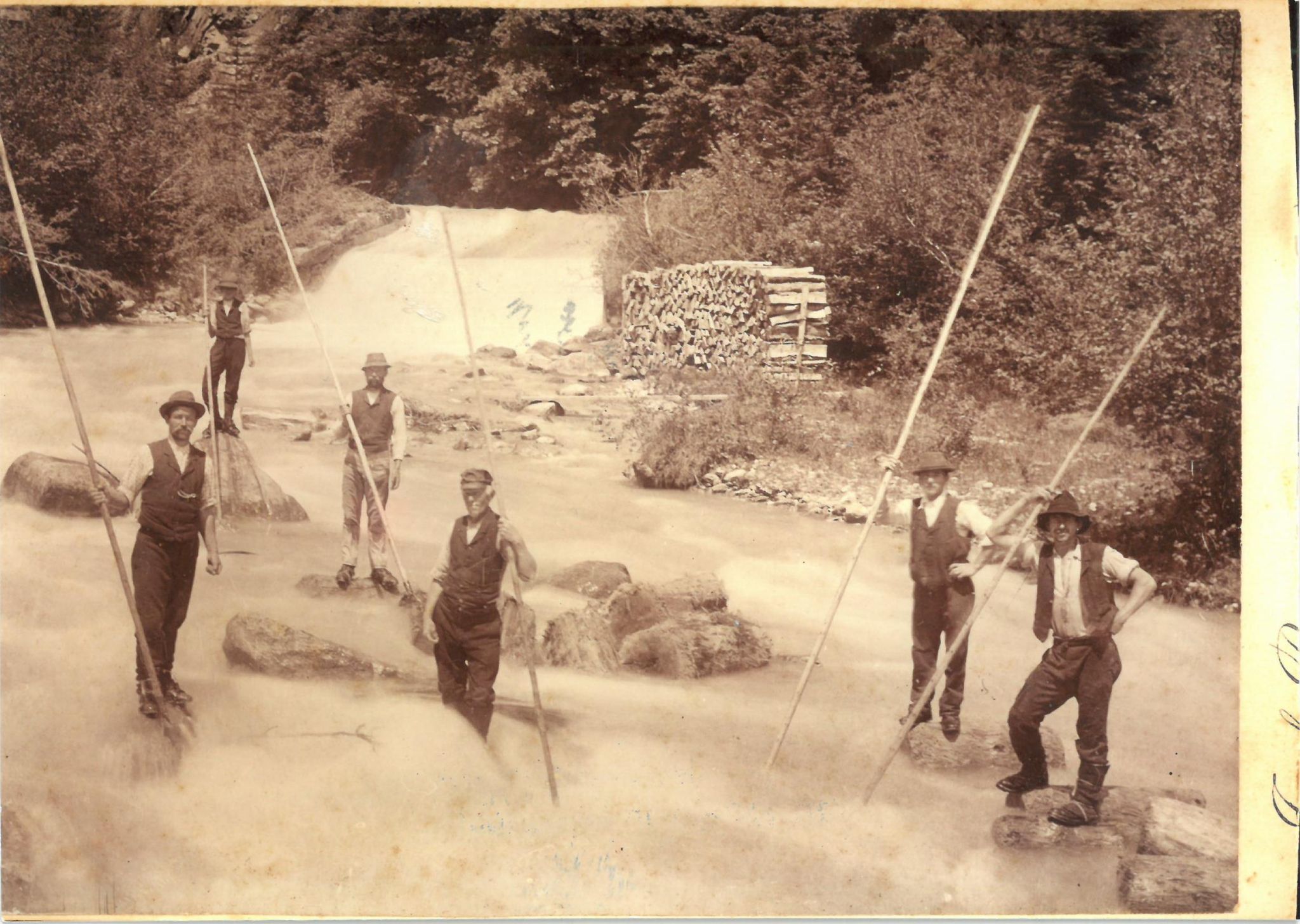 Das Flößen war Knochenarbeit – der Film von Alexander Kaiser erinnert an diese gefährliche Tätigkeit.