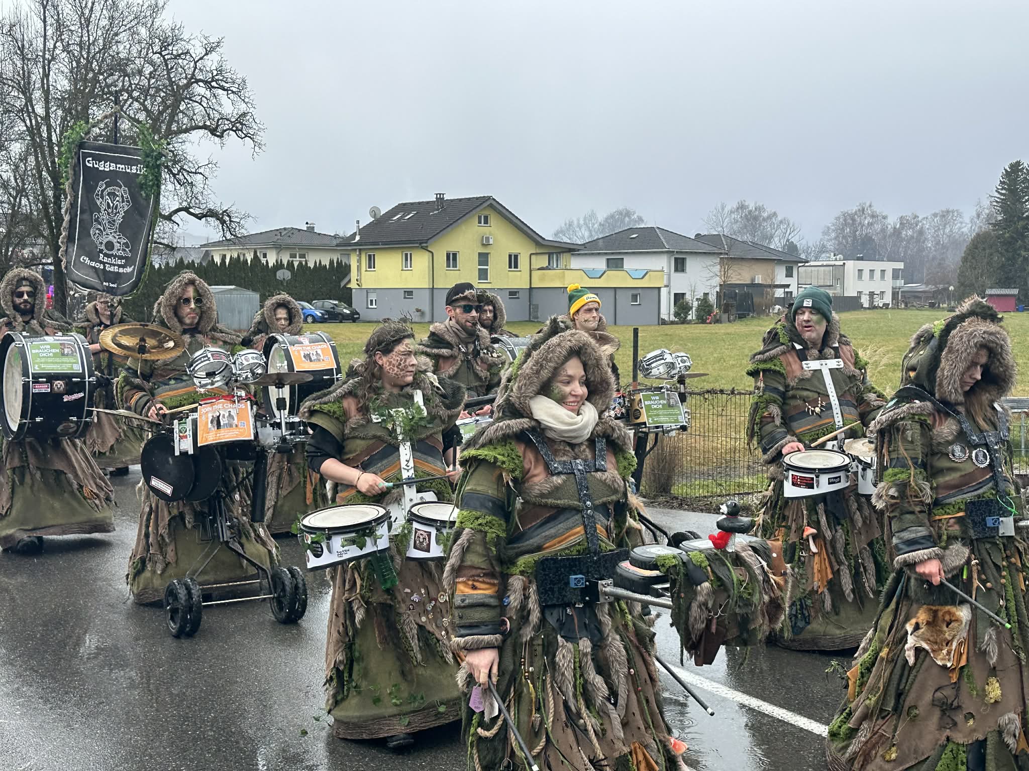 Eine Augwenweide die schönen Kostüme und Frauen. 