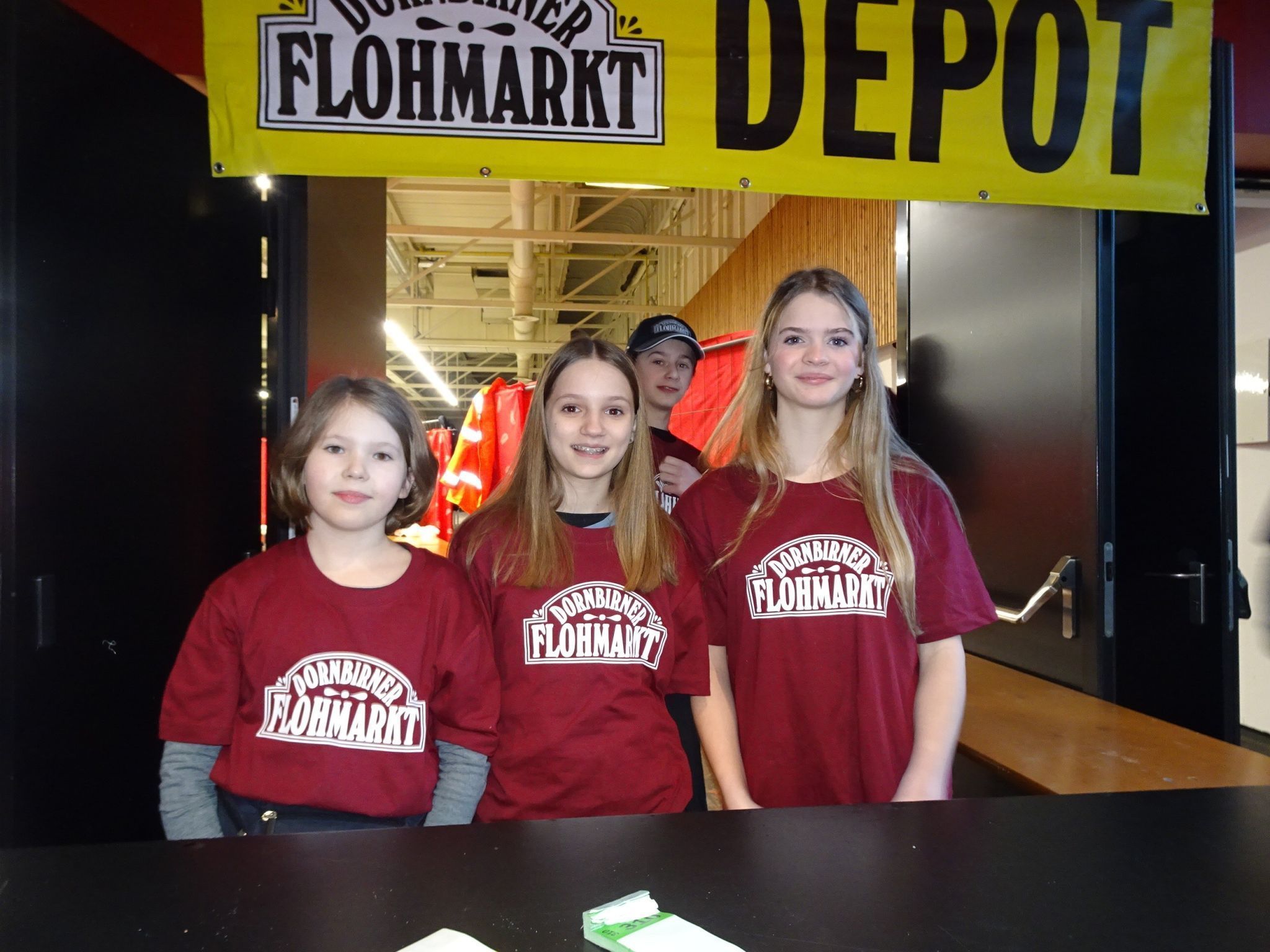 Die Mädels beim Depot hatten allerhand zu tun, hier konnten die Einkäufe zwischengelagert werden. 