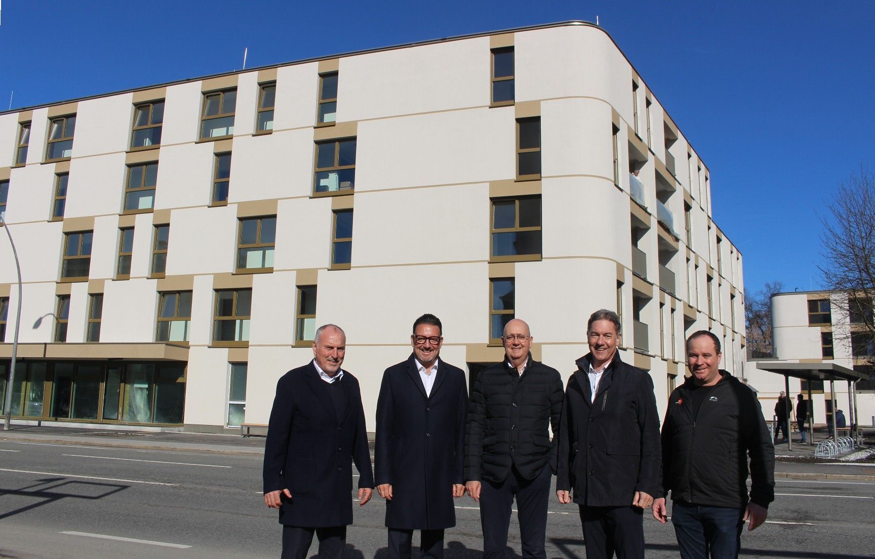 Arnold Mangold, Manfred Miglar, Peter Fertschnig, Alexander Stuchly und Martin Moosbrugger (v. l.) präsentieren stolz die neue Wohnanlage in der Bregenzer Rheinstraße. PETER STRAUSS
