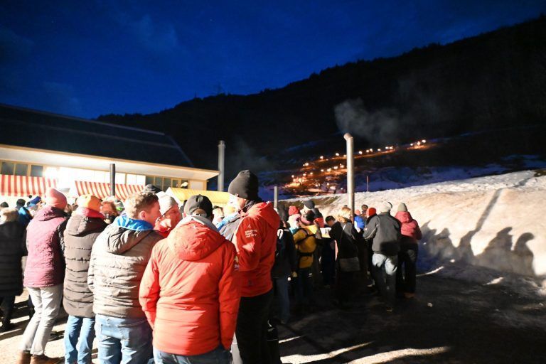 Jubiläumsfeier 70 Jahre Schilift Paluda: Nachwuchsläufer gratulierten dem Paludalift mit einem Fackellauf – zu Fuß.