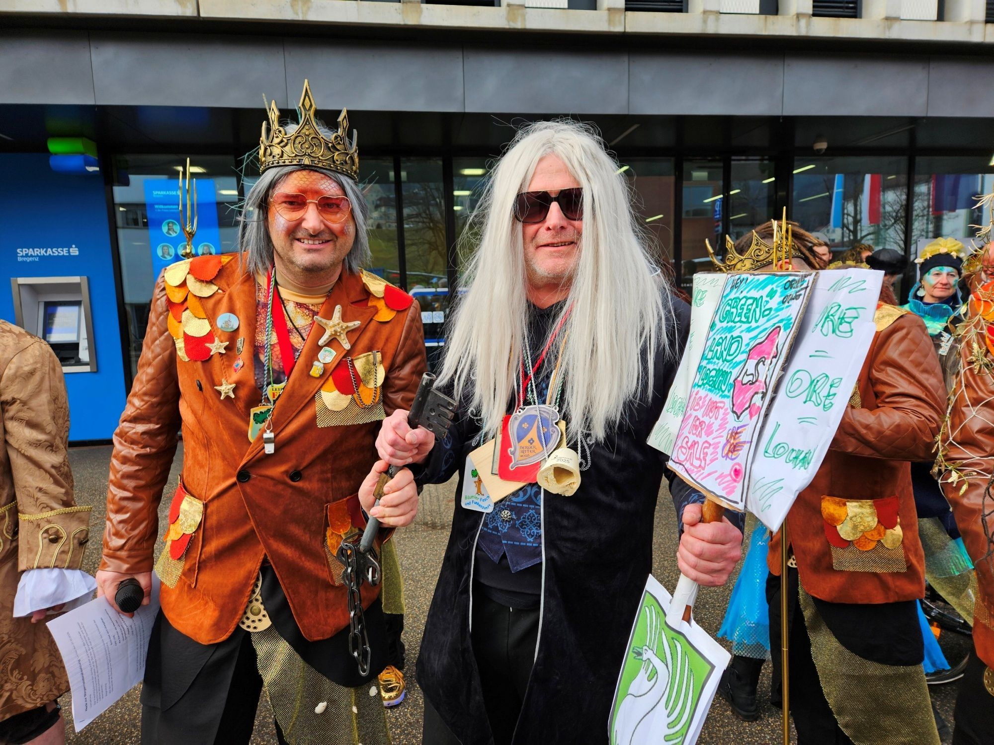 Der Schlüssel gehört uns! Der Bäumler-Unterwasserwelt-Bürgermeister Stefan Pienz mit dem entmachteten Bürgermeister Frank Matt.