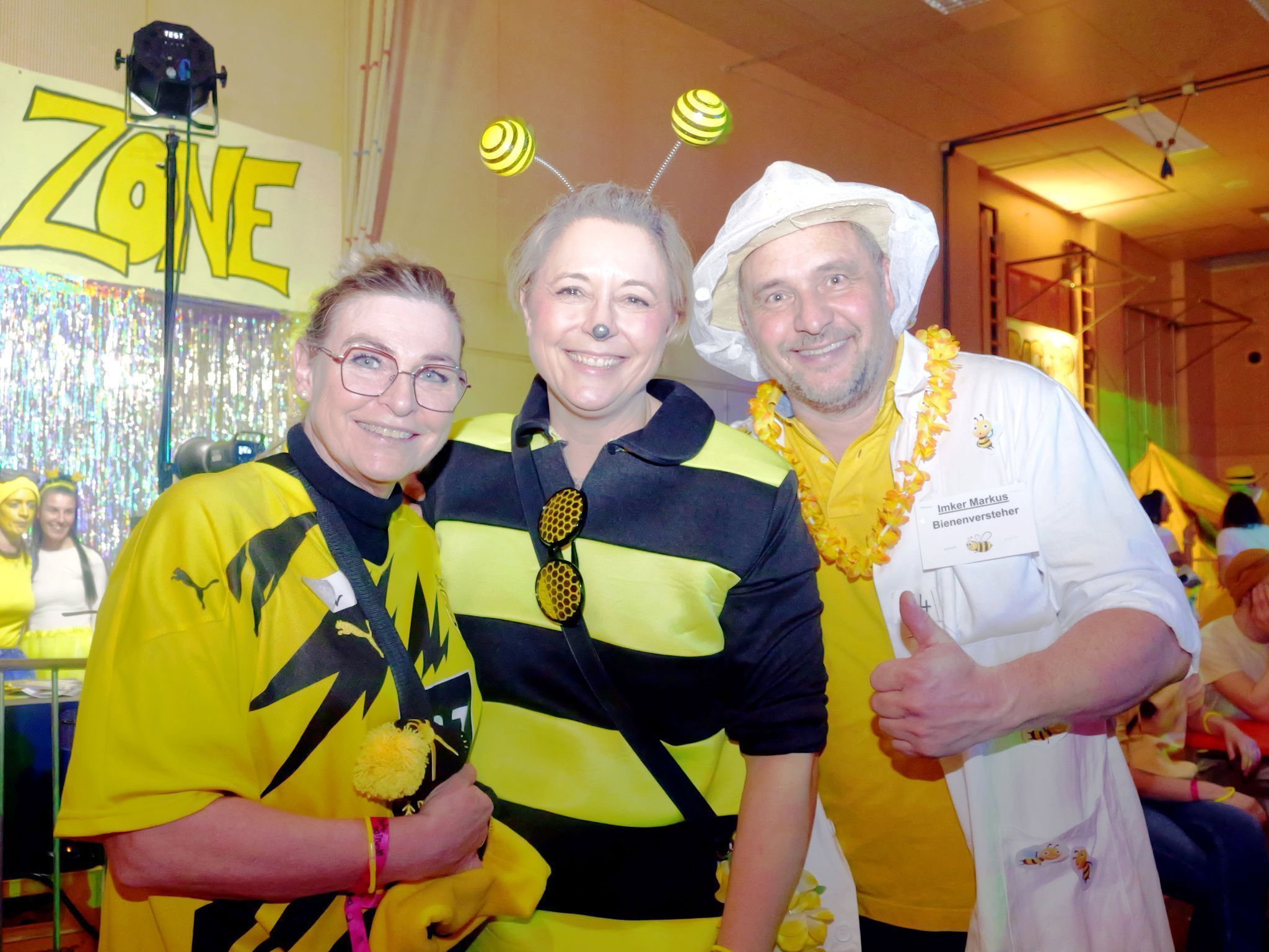 Andrea Hohenwarter mit Andrea und Markus Kerbleder unter dem Partyvolk.