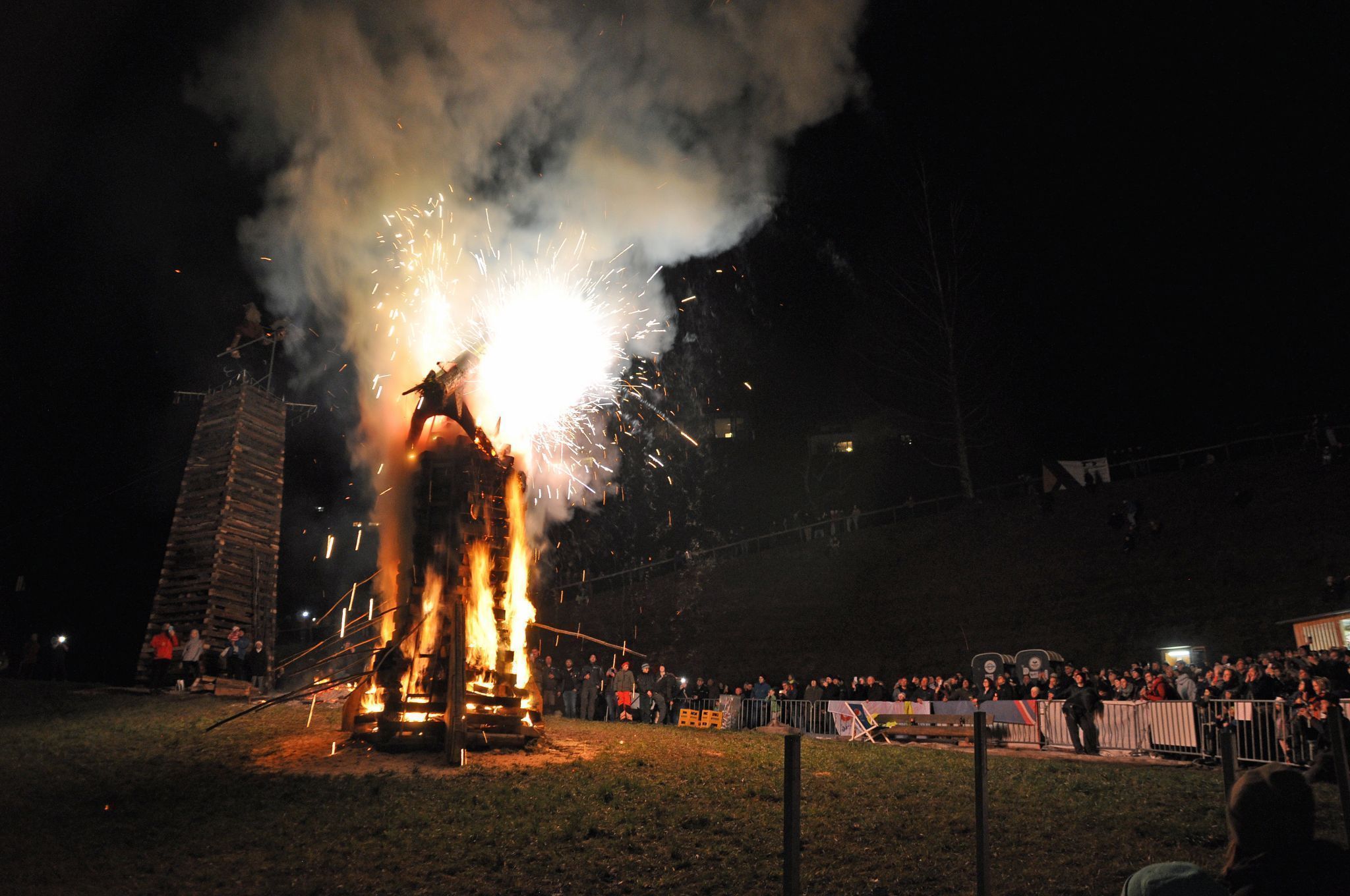 Zahlreiche Zuschauer genossen das Funkenspektakel in der Sandkurve.