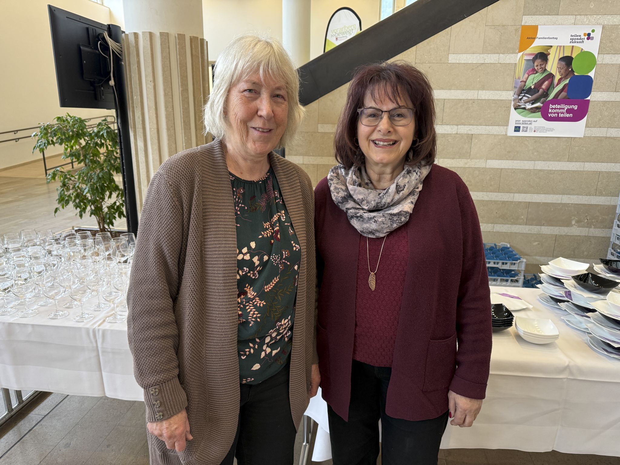 Heidi Rauchegger und Gerda Jäger unterstützen die gute Sache