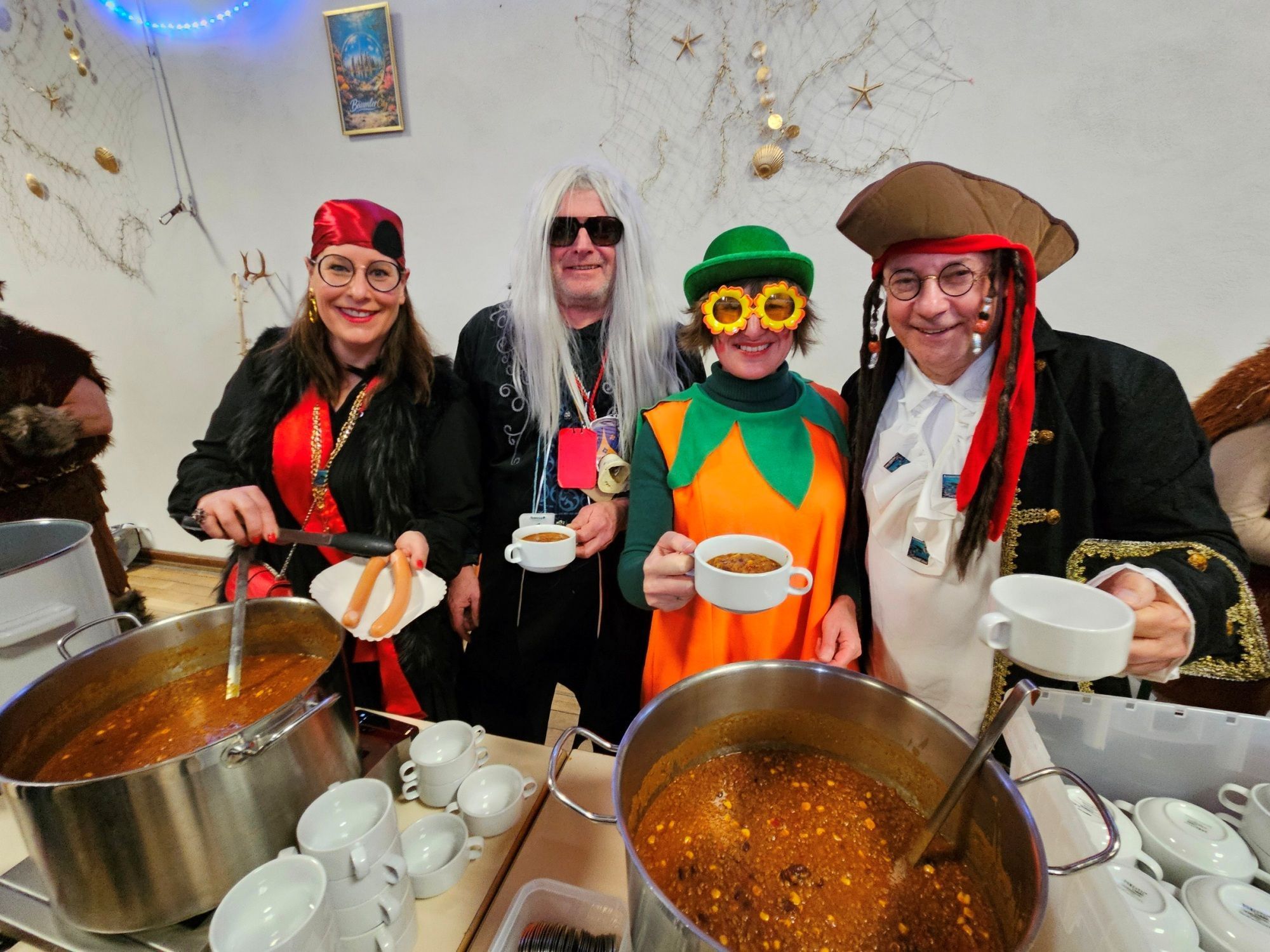 Bürgermeister und Gemeinderäte mussten die närrische Gesellschaft im Anschluss an die „Verurteilung“ mit Suppe und Getränken verköstigen: Petra Böck, Bgm. Frank Matt, Christophorus Schmid und Judith Wellmann.