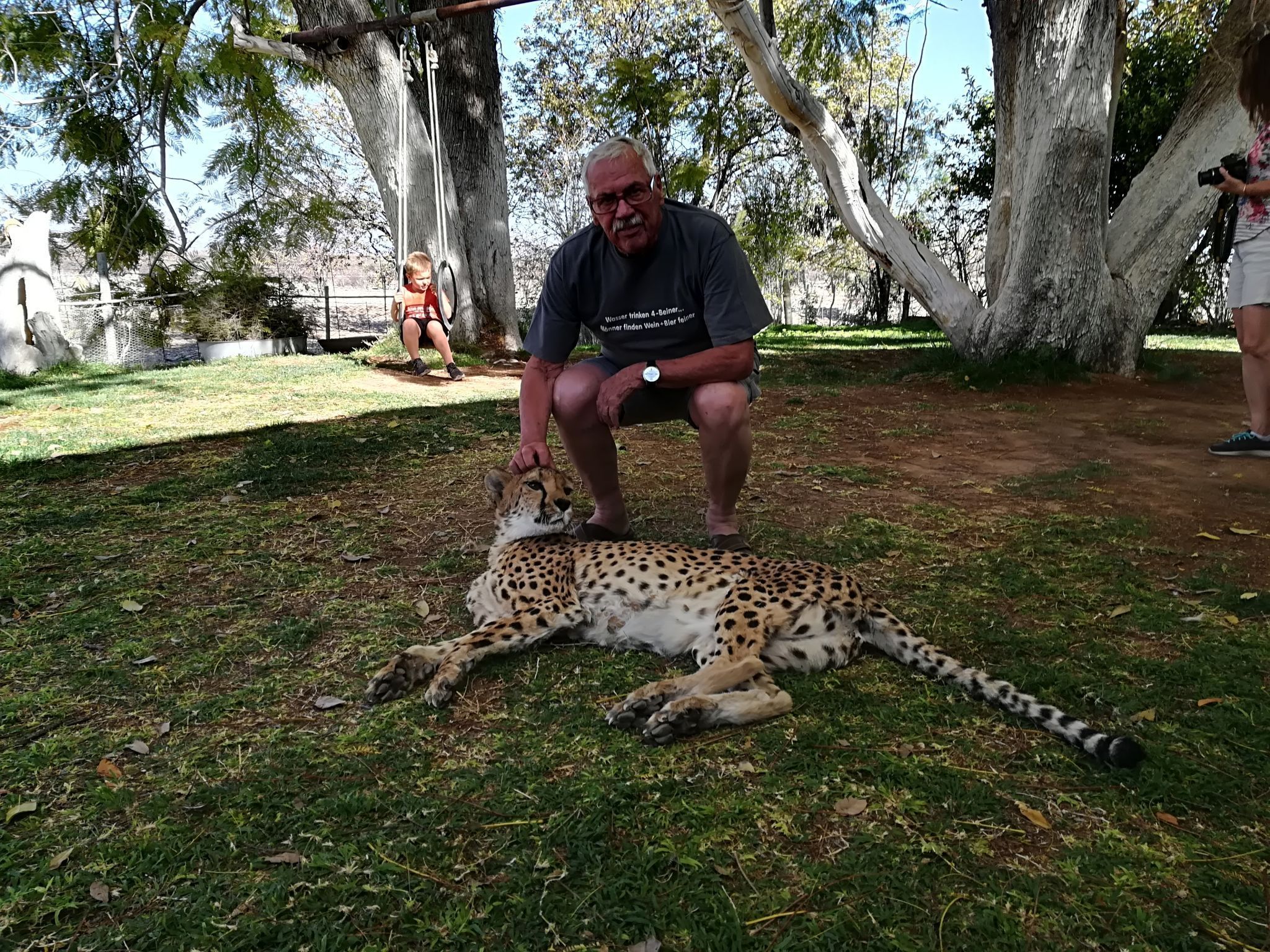 Helmut Huber scheut den direkten Kontakt mit wilden Tieren nicht. Hier ein geretteter Gepard in einem Reservat.
