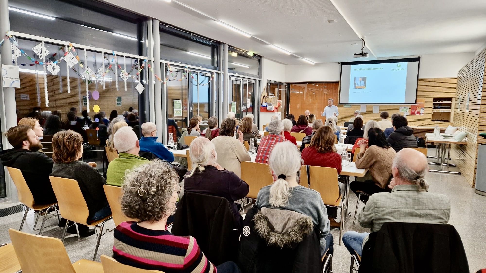 Vierzig Gäste hören interessiert zu