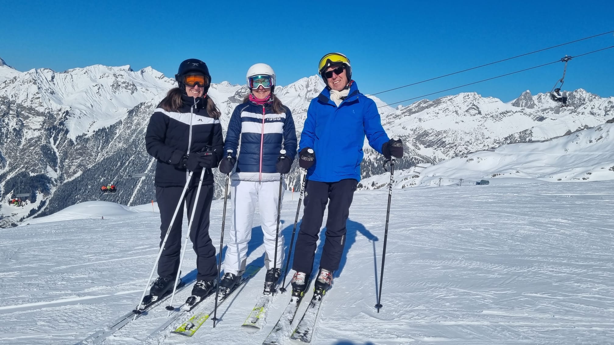 Rudolf Klas im Jahr 2023 mit seinen zwei Töchtern beim Skifahren.