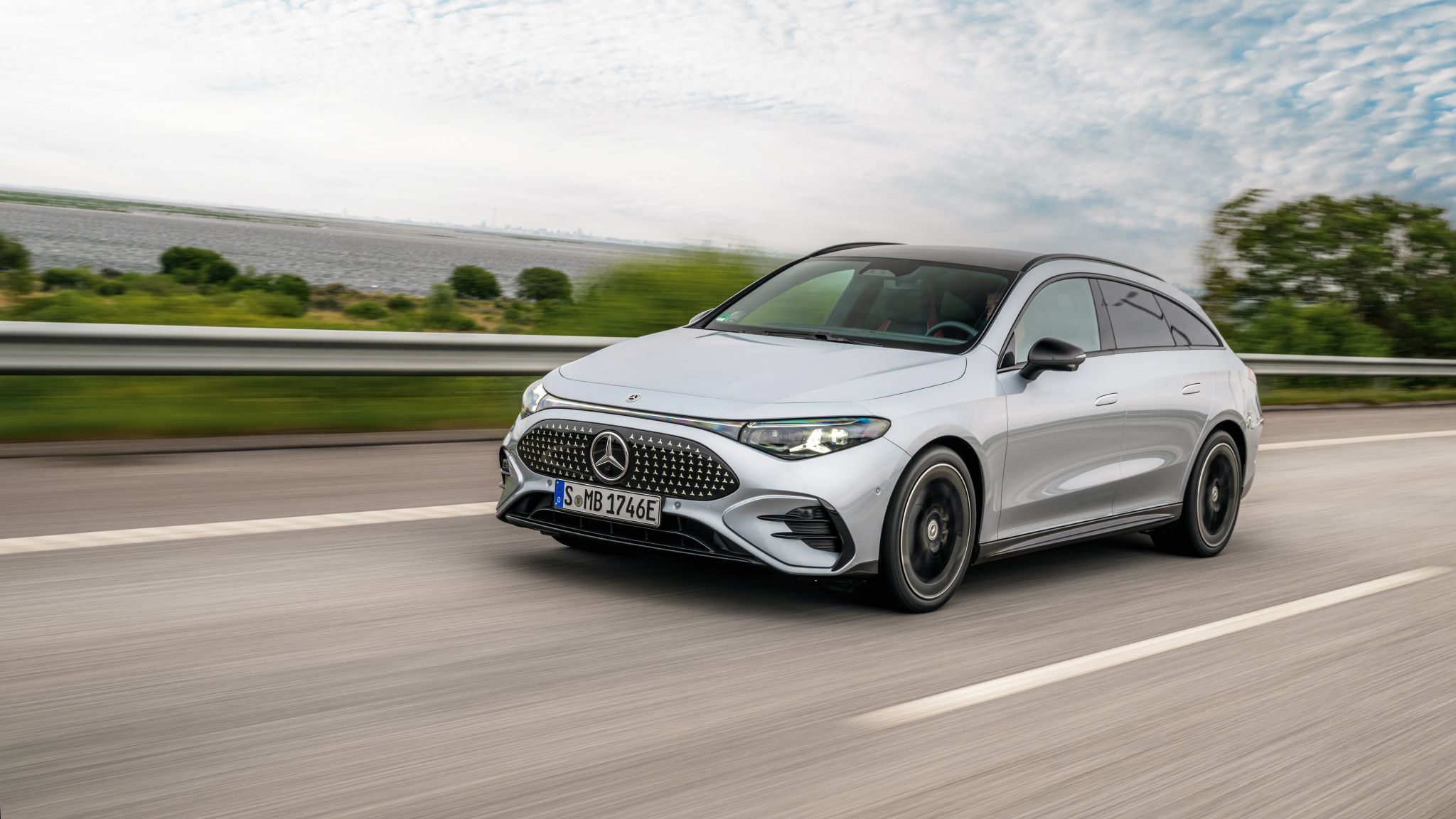 Zukunftshoffnung mit Sport-Rucksack: Der CLA Shooting Brake wird aktuell nur batterieelektrisch angebo-ten, in Kürze aber auch als Benzin-Hybrid. Ein Diesel ist bis auf weiteres nicht im Programm