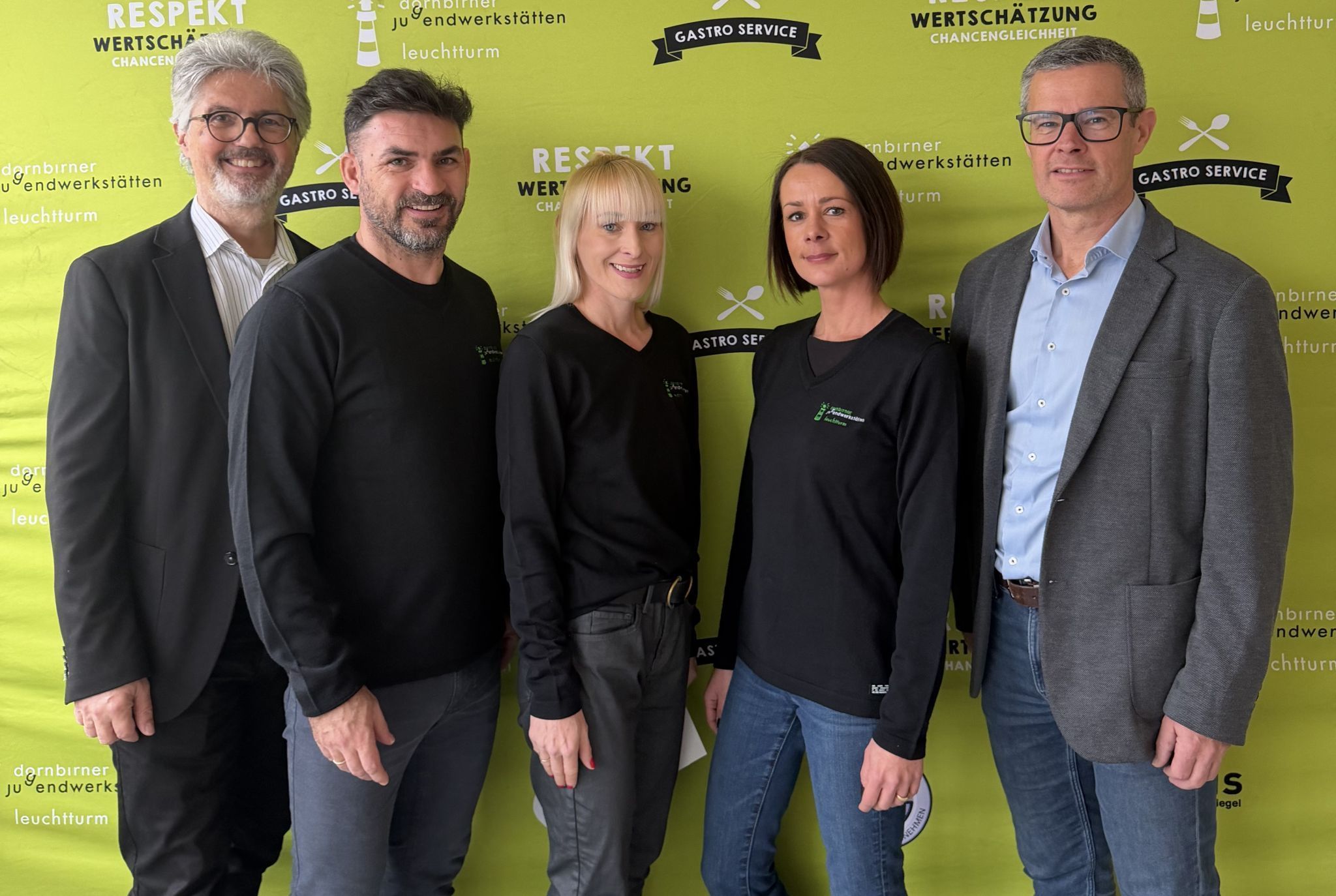 Das stolze Team vom Leuchtturm: (v. li.) Elmar Luger, Ingo Schrank, Elisabeth Bischof, Stefanie Helm und Direktor Christian Purin.