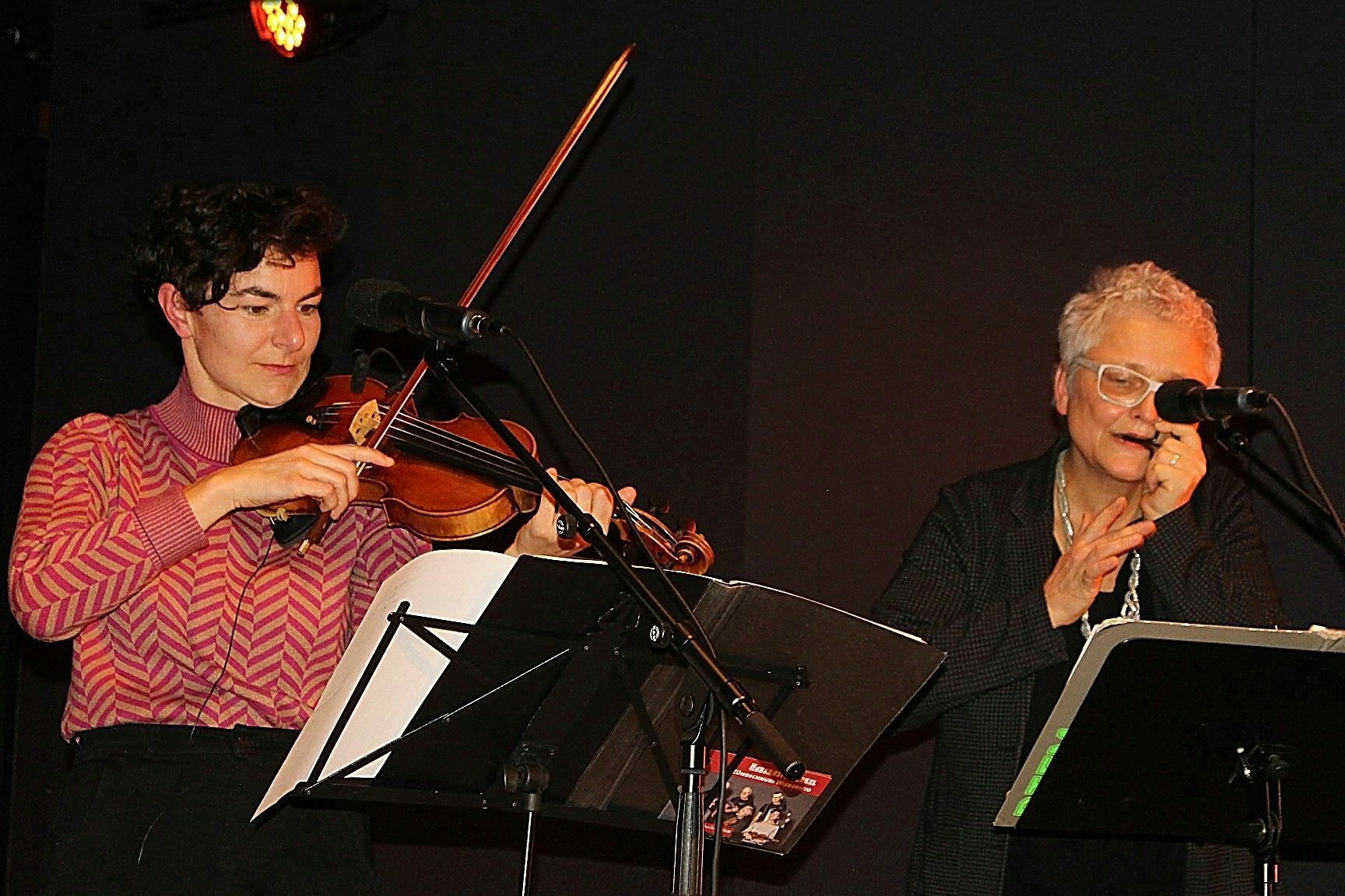Irma-Maria mit der Geige, Evelyn mit der Maultrommel – ein ganz spezielles „Duo“.
