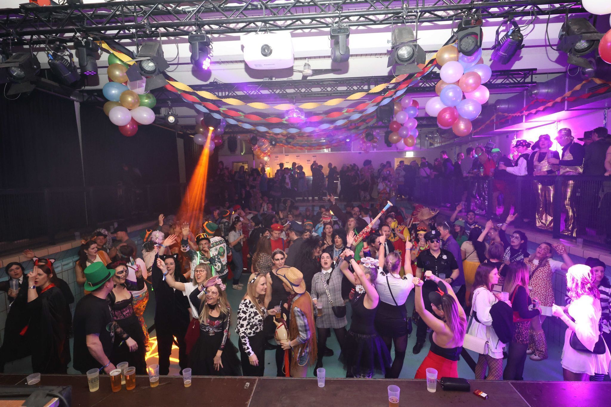 Viel Kostüm-Phantasie und Stimmung prägten den ersten Teil des 