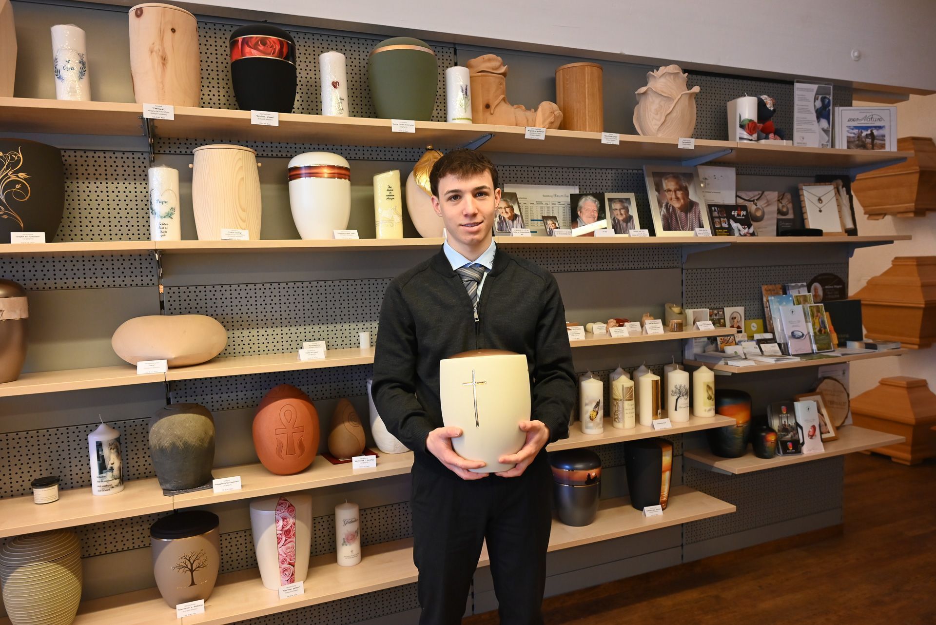 Elias schätzt bei seinem Beruf den Umgang mit den Menschen. Er ist sich sicher: Der Tod ist nicht das Ende.