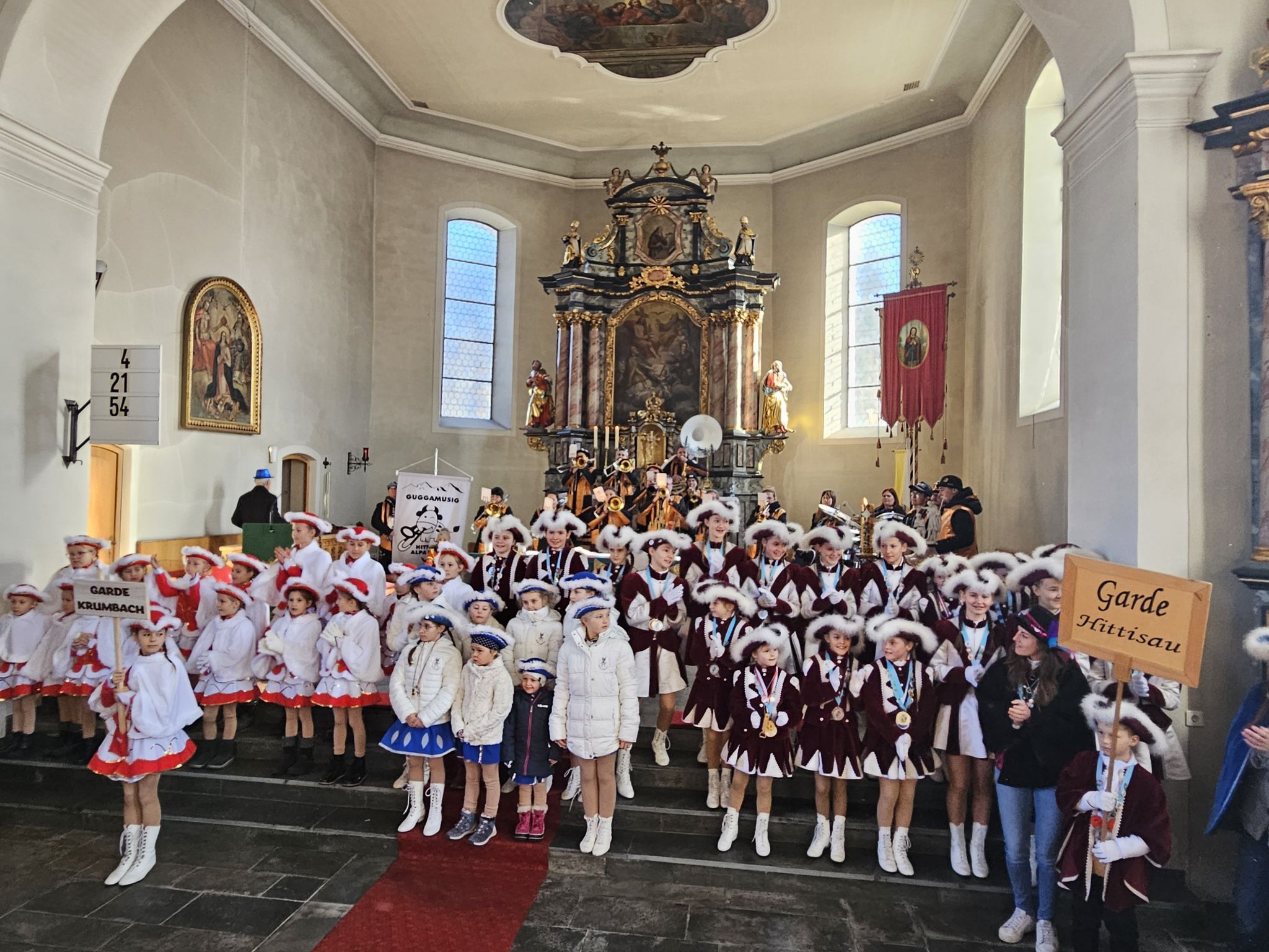 Aufstellung der mitwirkenden Gruppen zum Auszug.  