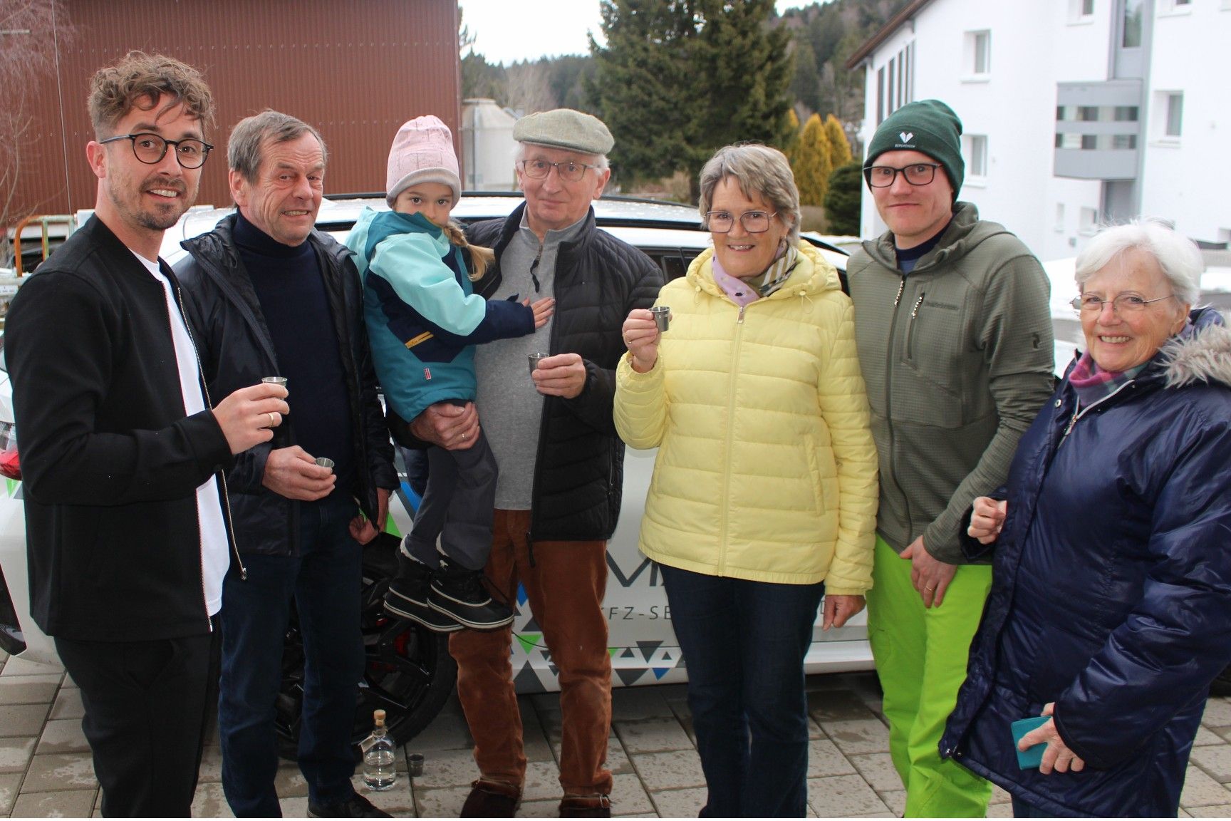 Die Nachbarn Arthur, Bernadette und Mathilda Frick waren die ersten Gratulanten.