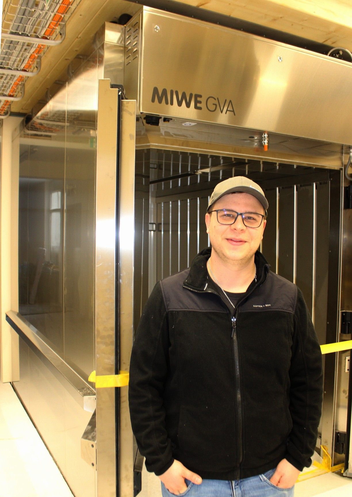 Backöfen und Kühlräume (im Hintergrund) entsprechen nicht nur höchsten Umweltansprüchen, sie sind – wie Dominik Künz stolz betont – so vorausschauend ausgelegt, dass sie auch eine künftige Verschärfung der Auflagen locker „verkraften“.