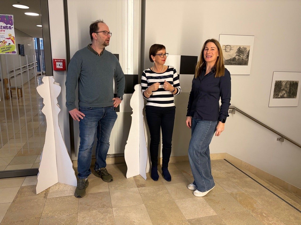 Michael Reiter, Schachverantwortlicher, Direktorin Gabriele Kröll-Maier und Birgit Butt, Volleyballverantwortliche bei einer Organisations-Besprechung.