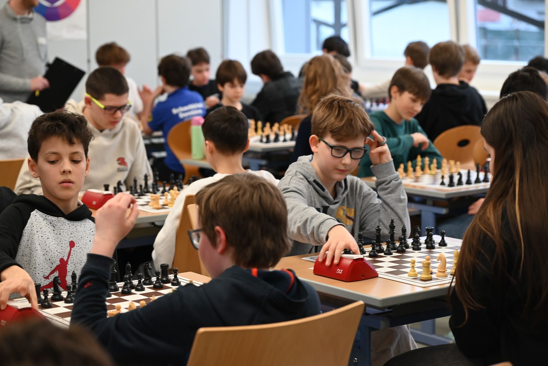Über 150 Kinder und Jugendliche spielten am Wochenende in der Mittelschule Rheindorf Schach gegeneinander.