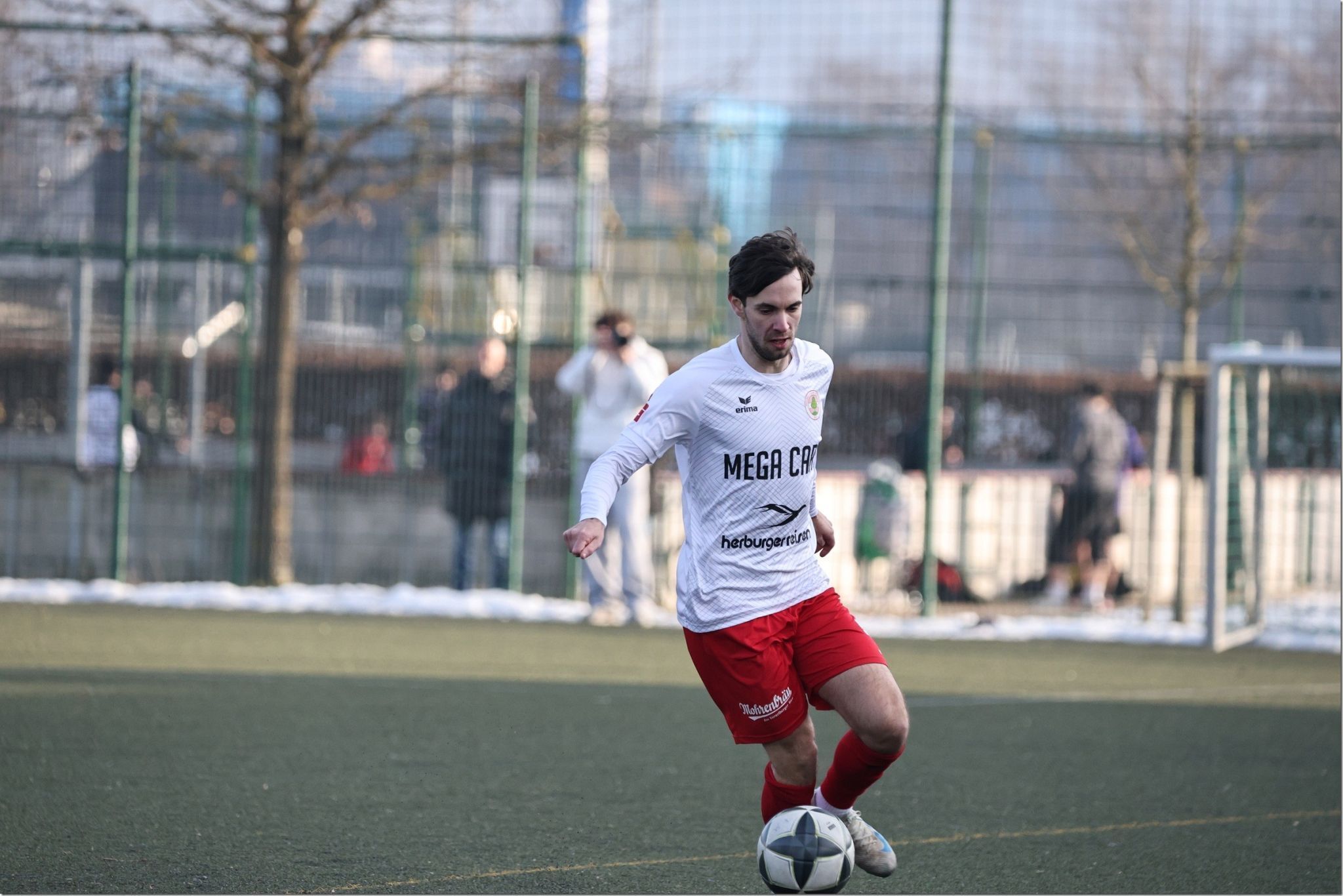 Federico Crescenti schnürt in Dornbirn die Schuhe.KNOBEL