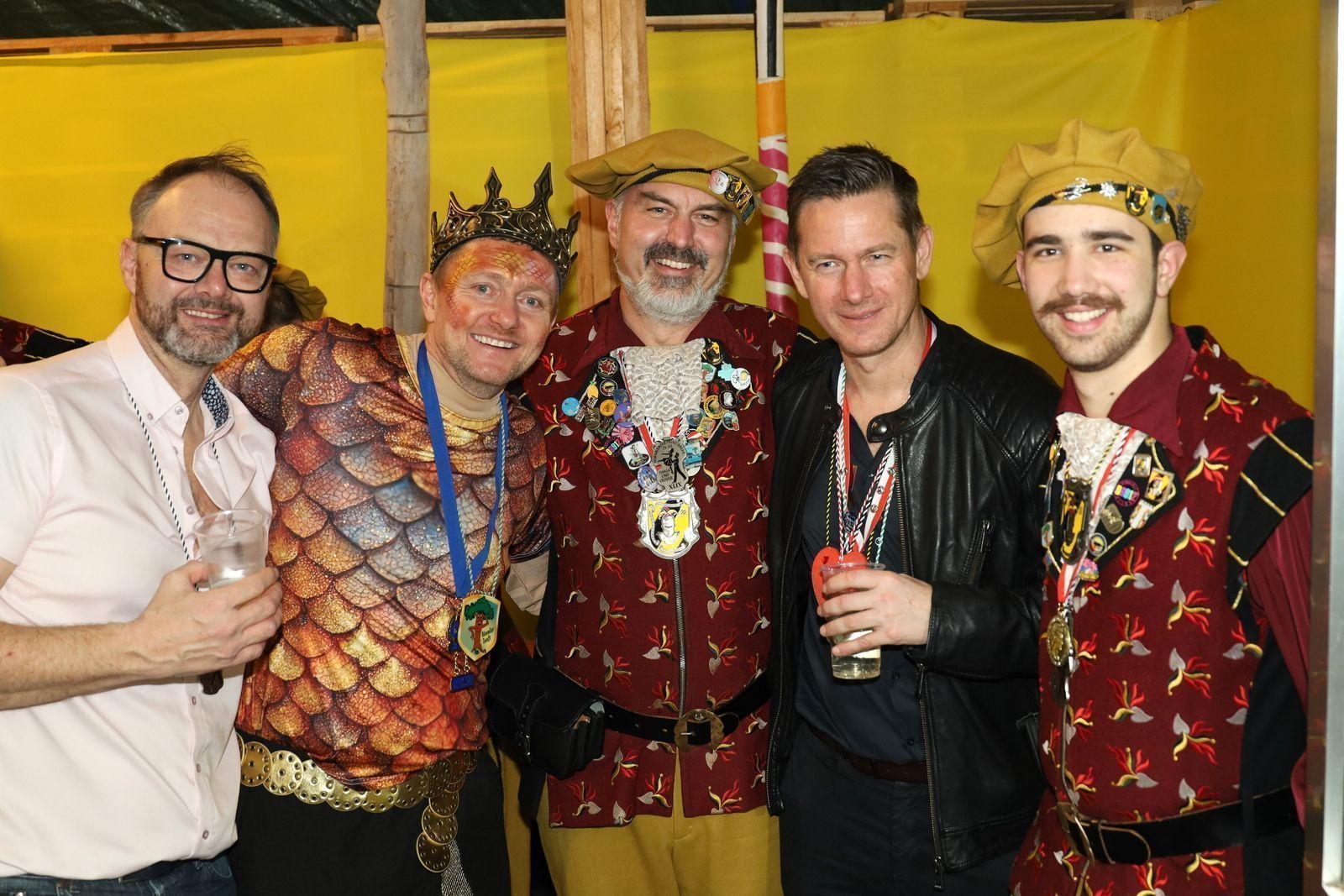 Prinz Oliver (2vr) mit Raubrittern, Gefolgsmann und Robert (2vl) von den Bäumlern