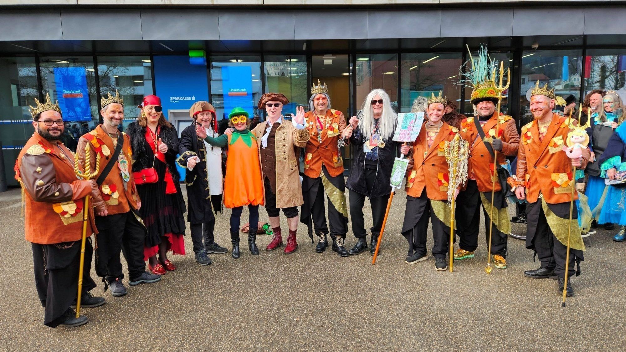 Die „Bäumler Unterwasserwelt“ mit ihrem Faschingsbürgermeister Stefan Pienz haben bei der traditionellen Bürgermeister-Absetzung mit der Übernahme des Gemeindeschlüssels auch die „Regierungsgeschäfte“ in der Bodenseegemeinde Lochau übernommen.