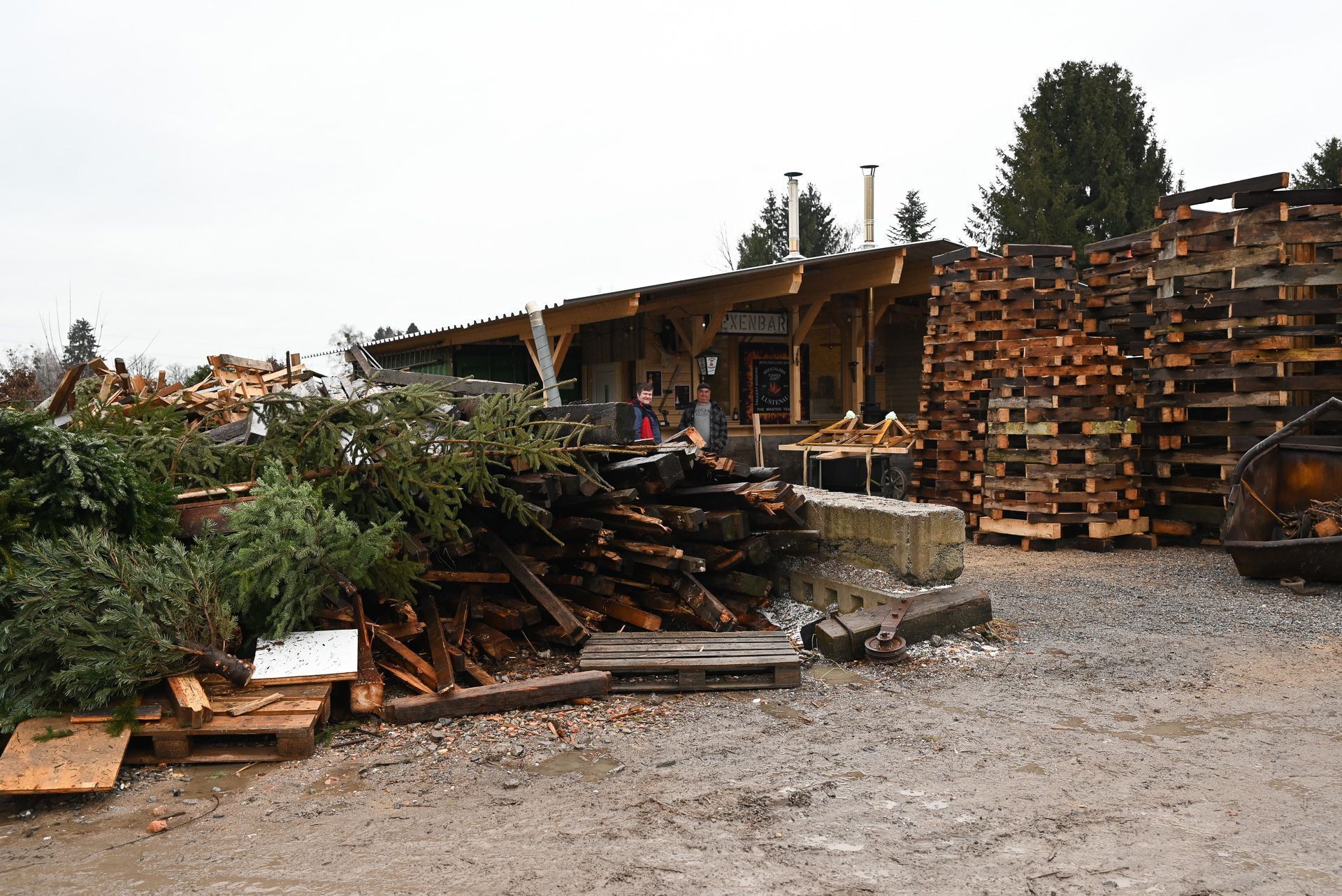 Nun werden die fünf achteckigen Elemente zusammengebaut, damit am Ende ein 25 Meter hoher Funken entsteht.