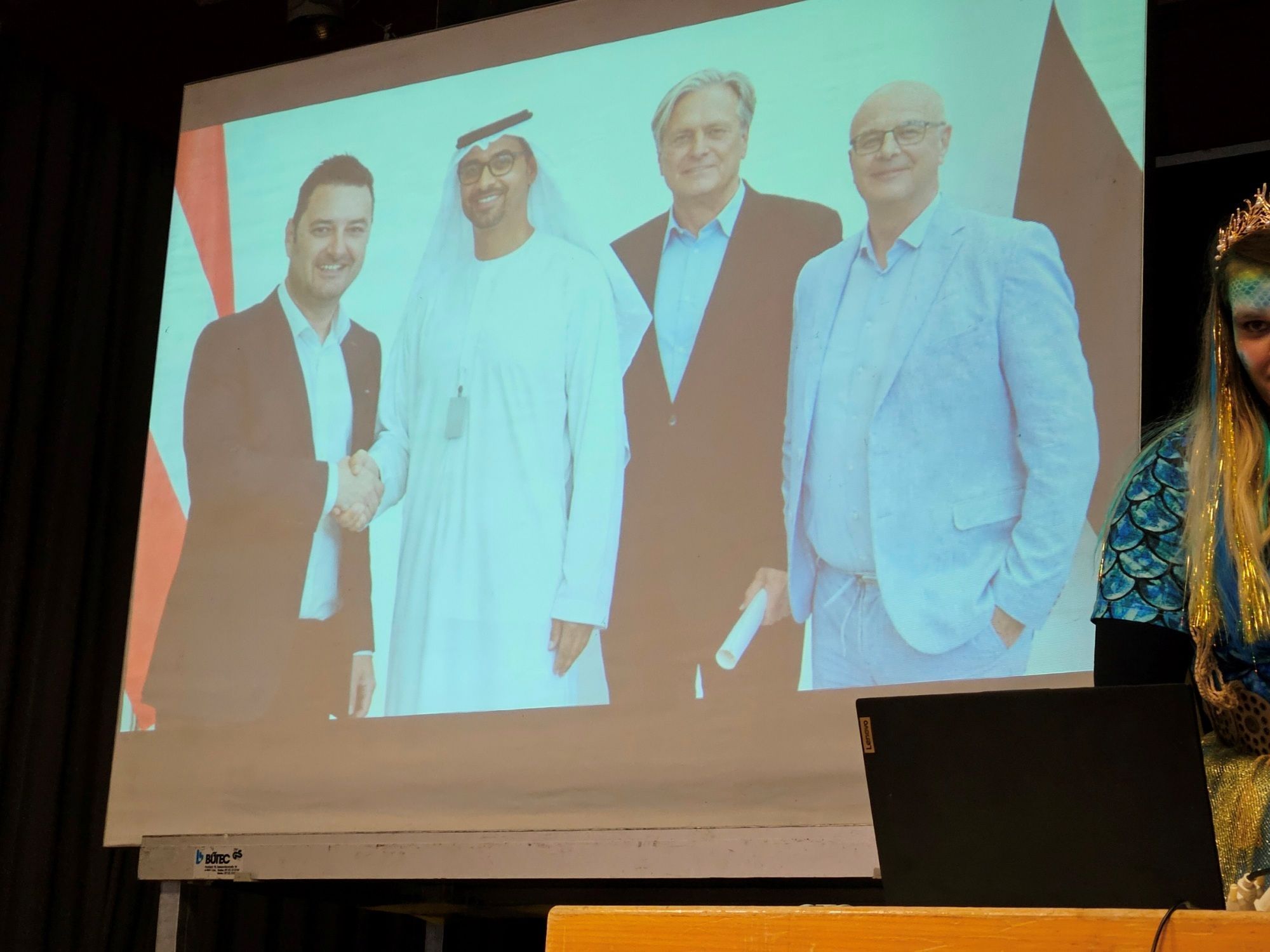 Sicherstellung der Finanzierung von Lochauer Zukunftsprojekten dank erfolgreicher geheimer Verhandlungen mit dem Scheich von Dubai.