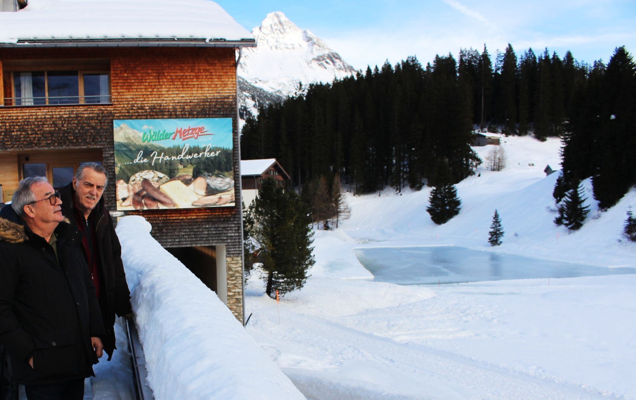 Im Bild rechts - etwas versteckt am Ortsrand von Warth: Im Sommer ein Fischteich, im Winter eine Natureisfläche.   