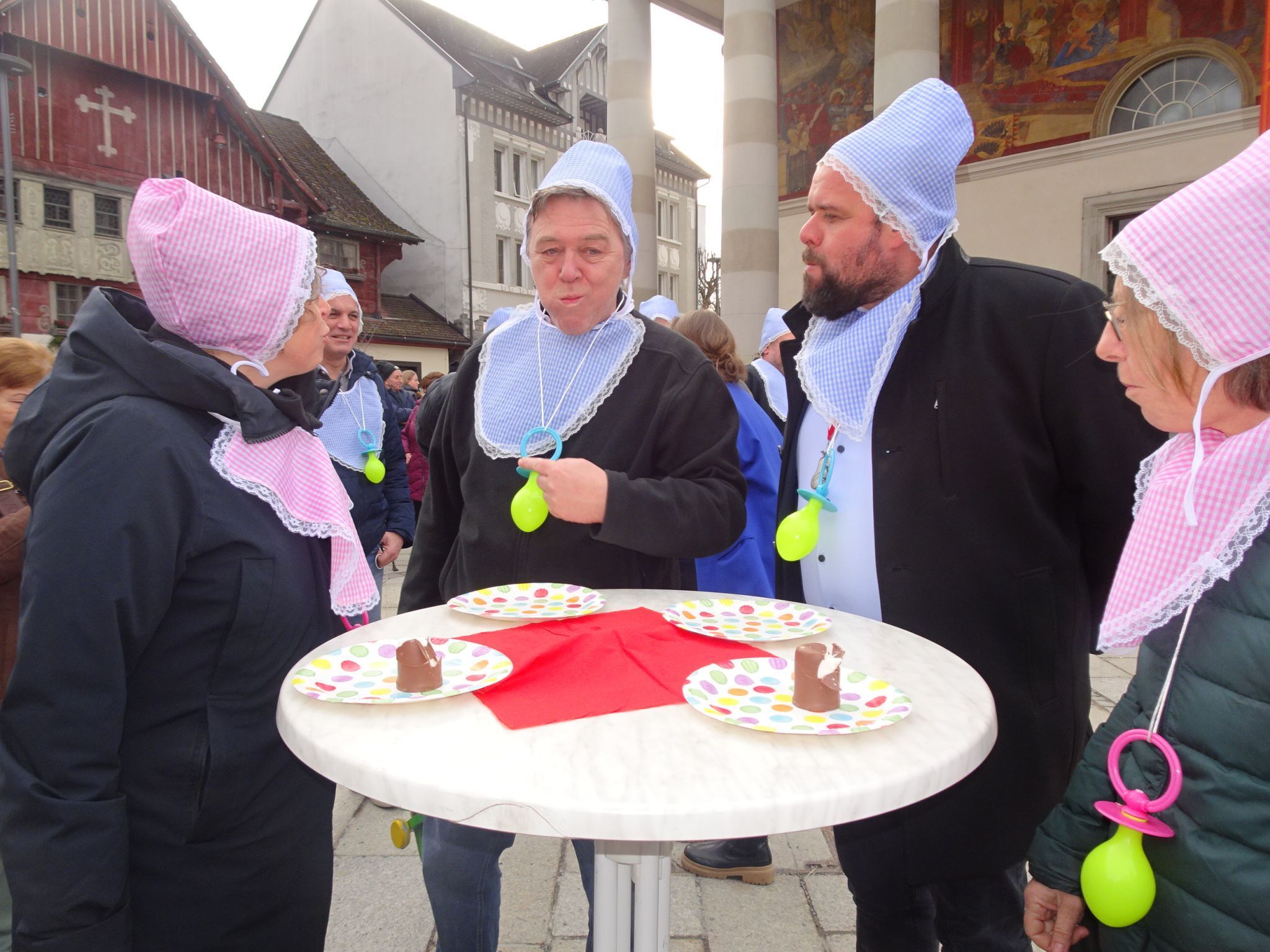 Die Stadträte waren sofort für den Spaß zu haben.
