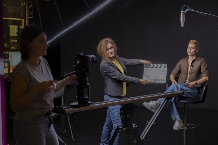 „Mein Vater erlaubte mir nicht zu arbeiten“ – Bekannte Vorarlberger geben Frauen eine lautere Stimme