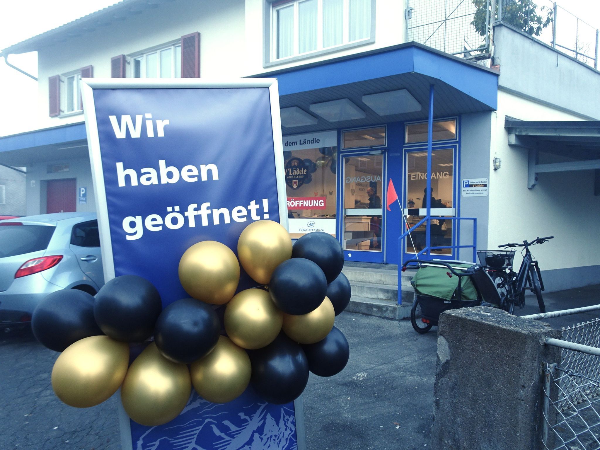Ballons und das Neueröffnungsschild lockten zahlreiche Neugierige in das neue V-Lädele an der Schweizerstraße.