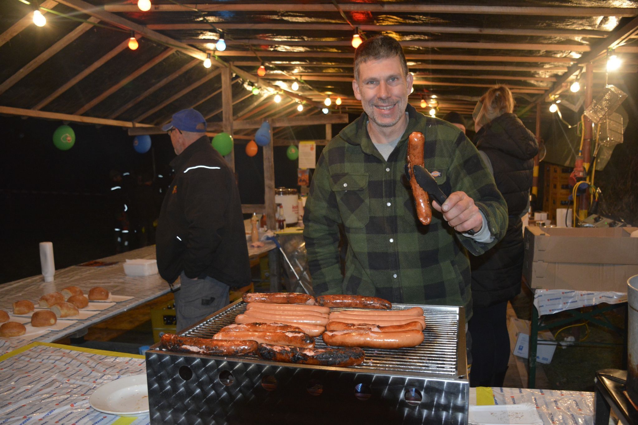 Christian bereitete die leckeren Würste