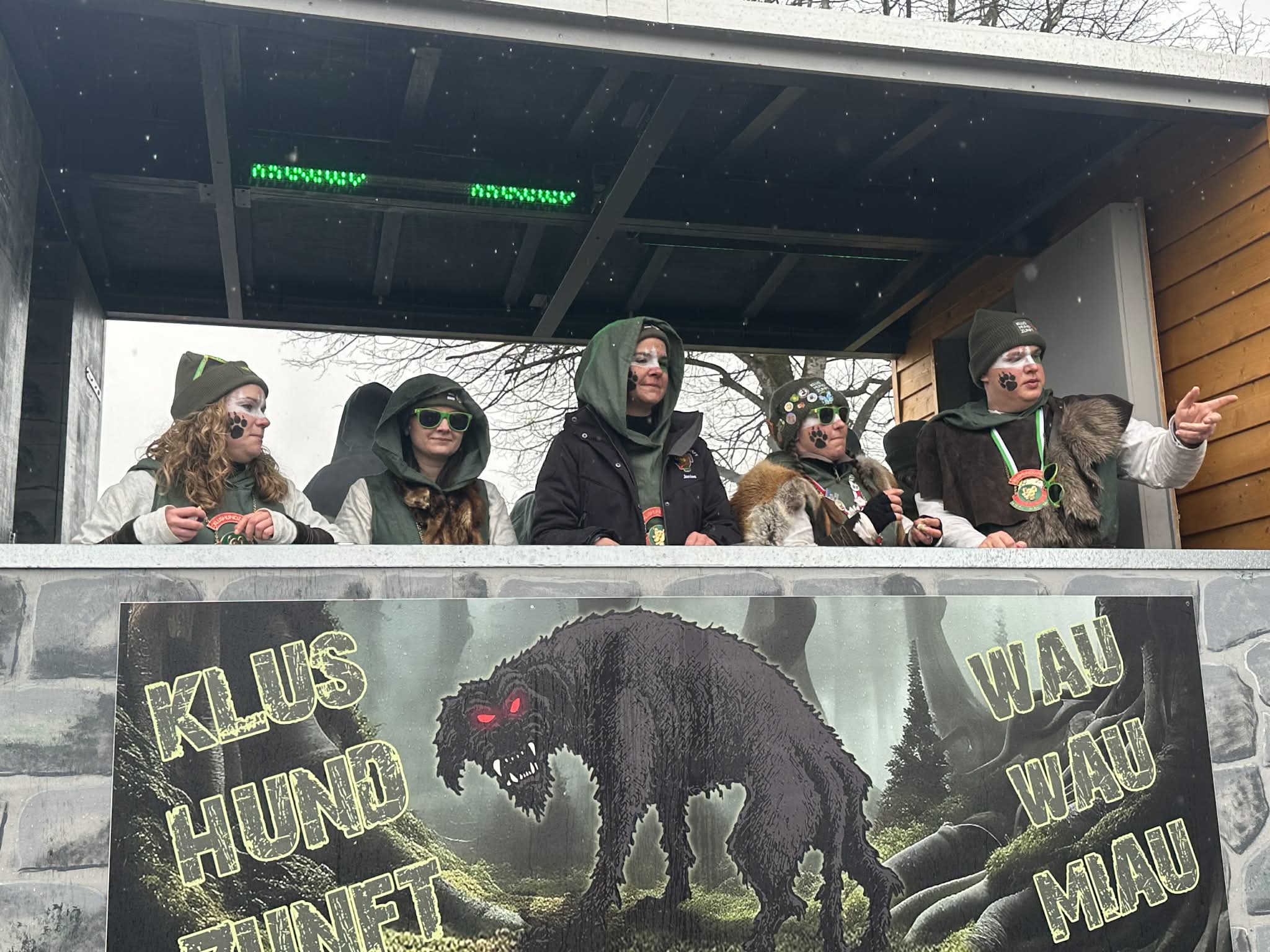 Im Trockenen ließ es sich besser feiern. 