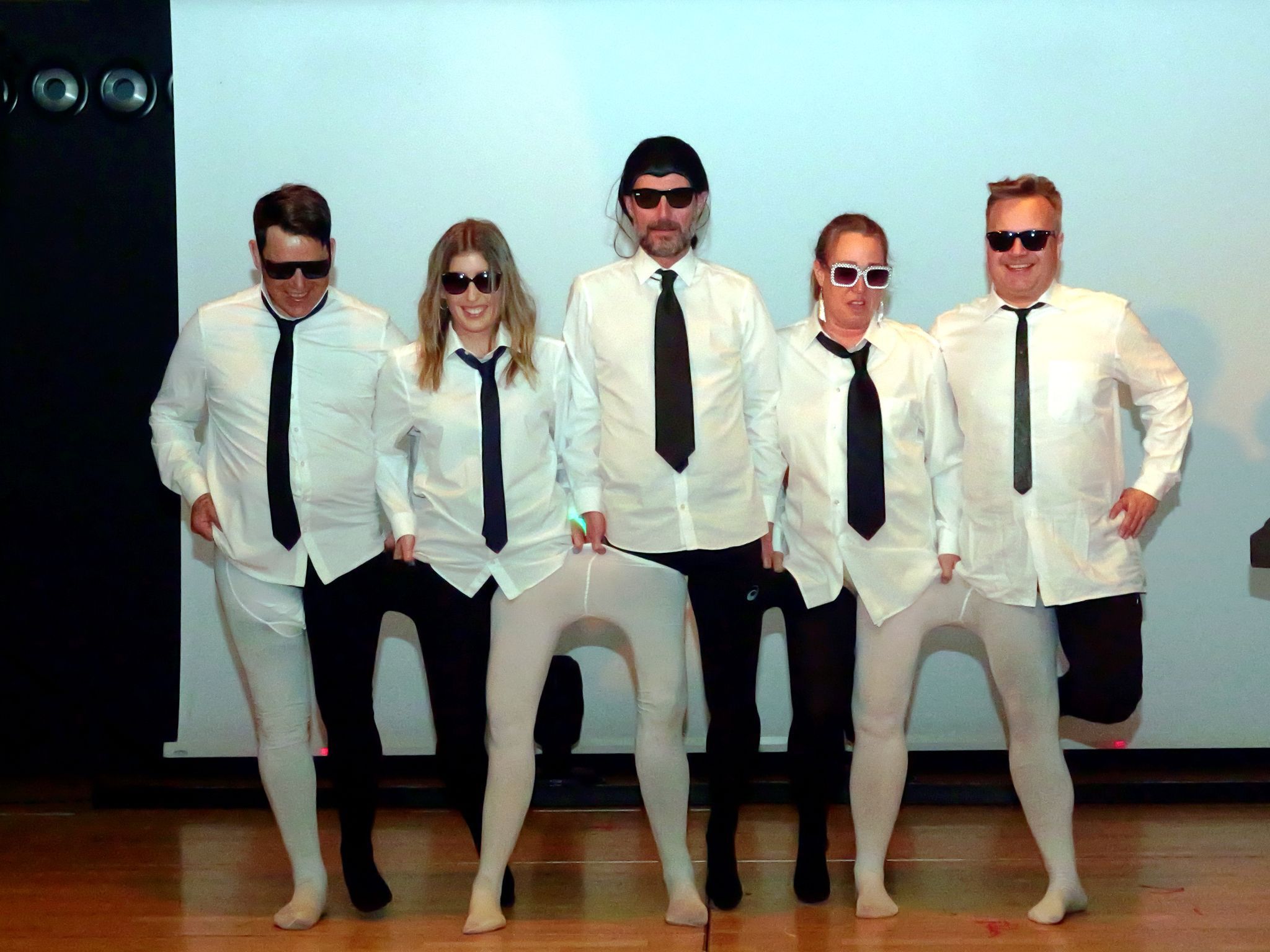 Viel Gelächter beim Ballett-Auftritt des Vereinsvorstands — eine Strumpfhose, zwei Tänzer.