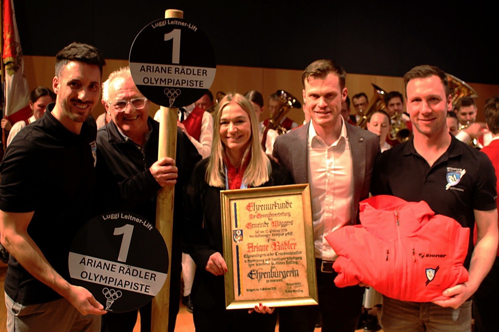 Der 2013 verstorbene Luggi Leitner, 1964 in Innsbruck Kombinations-Weltmeister, 1962 und 1966 jeweils Dritter, stand 1972 beim Bau des Lifts Pate. Der Skiclub Möggers übernahm 1998 die Anlage und jetzt „schenkte“ das Obmann-Trio Riccardo Rädler, Claudio Reiner und Fabian Ponticelli sowie Lift-Geschäftsführer Josef Eienbach die Piste – „Ariane Rädler Olympiapiste – der frischgebackenen Ehrenbürgerin.   
