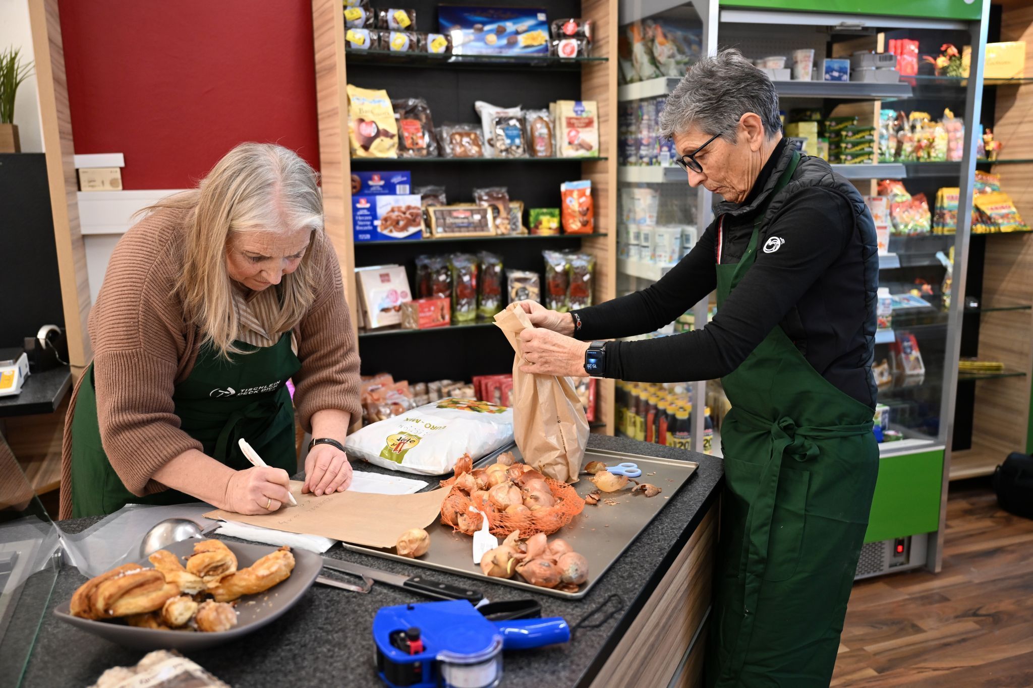 Rund 20 Ehrenamtliche sorgen dafür, dass Regale gefüllt und Kundinnen und Kunden beraten werden.