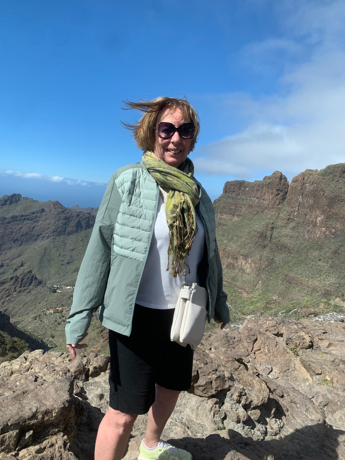 Die Pensionistin ist sehr aktiv und geht unter anderem gerne wandern.