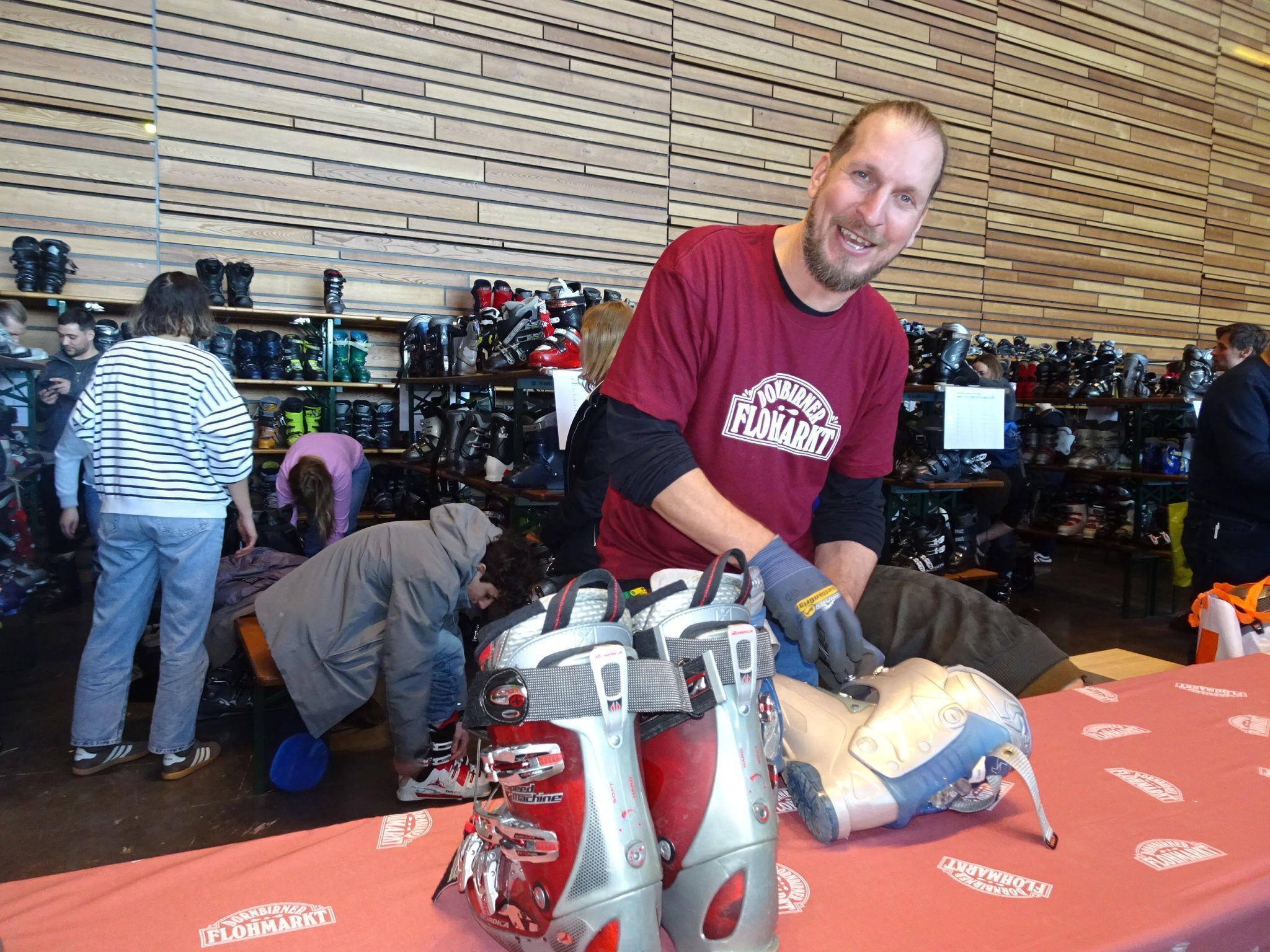 Zu Besuch beim Dornbirner Flohmarkt: Zwischen Designertaschen, Buddha und Murmeltier
