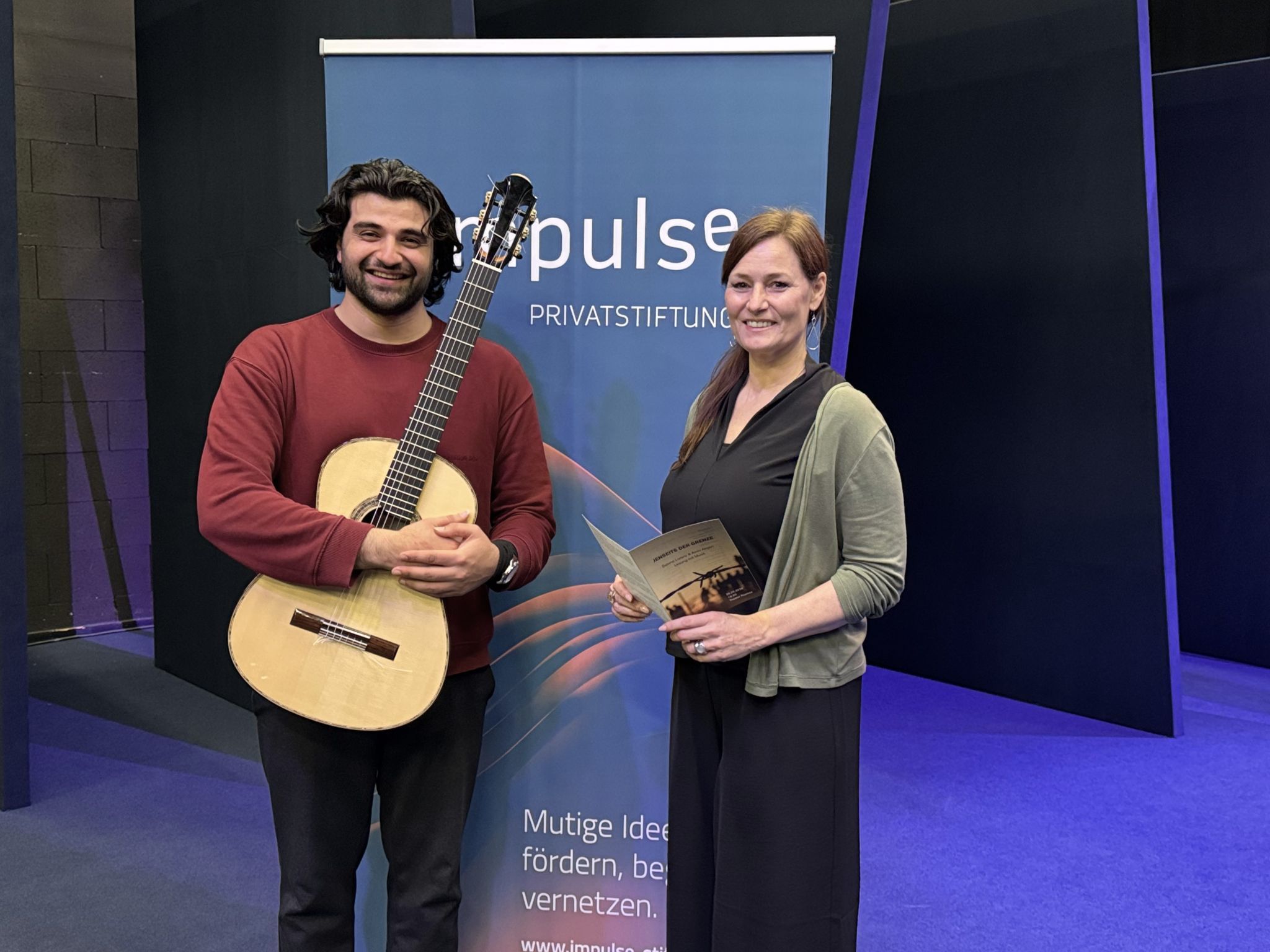 Gitarrist Amin Asgari und Schauspielerin Sabine Lorenz begeisterten bei einer musikalischen Lesung im Theater Kosmos.