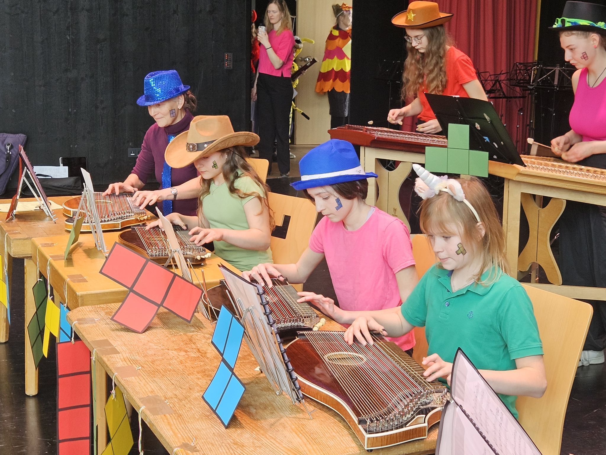 Frischer Wind auf der Bühne mit dem Volksmusikensemble.