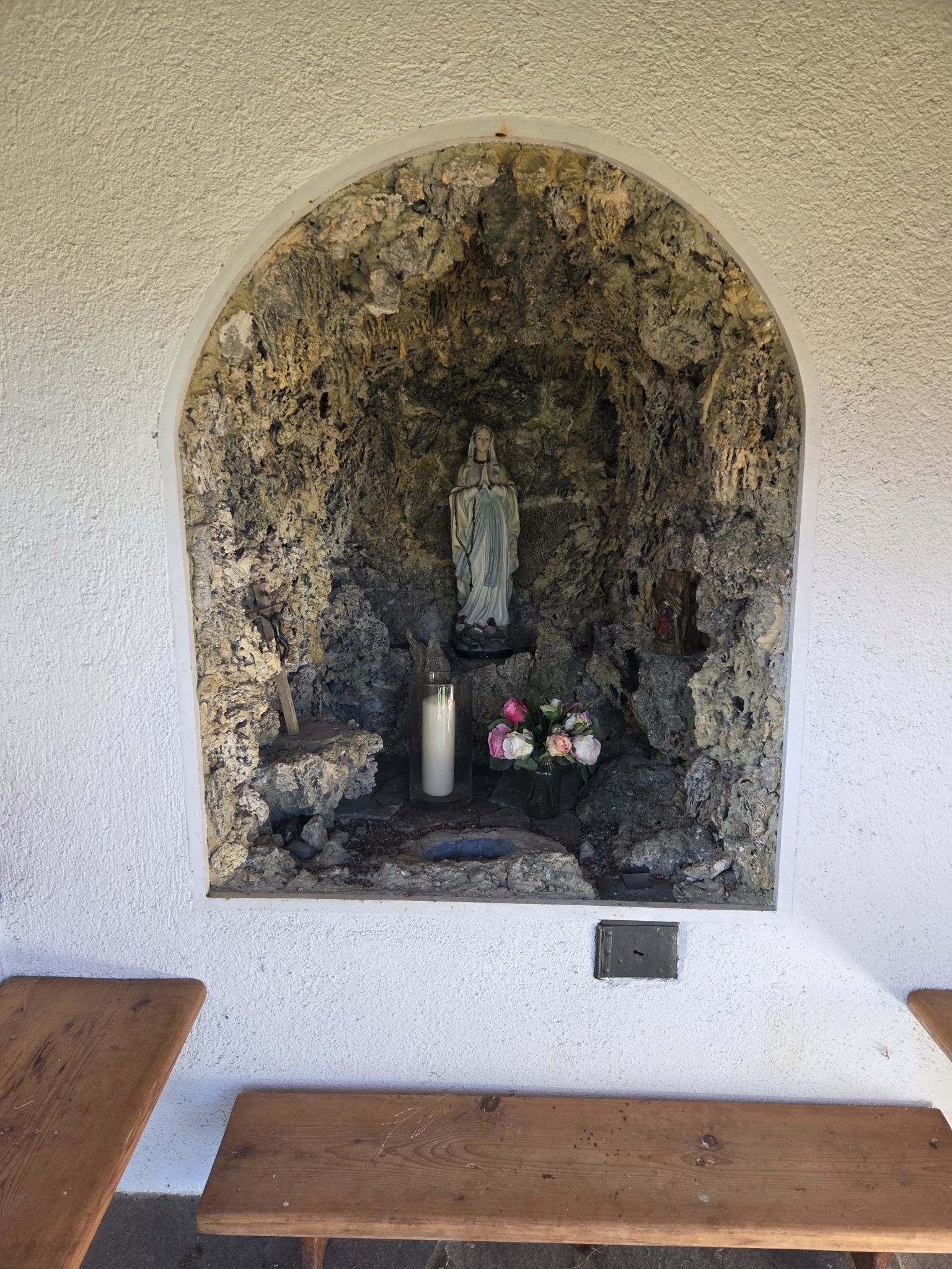 Die Lourdesgrotte mit der Statue der Muttergottes im Zentrum (Foto: OS)