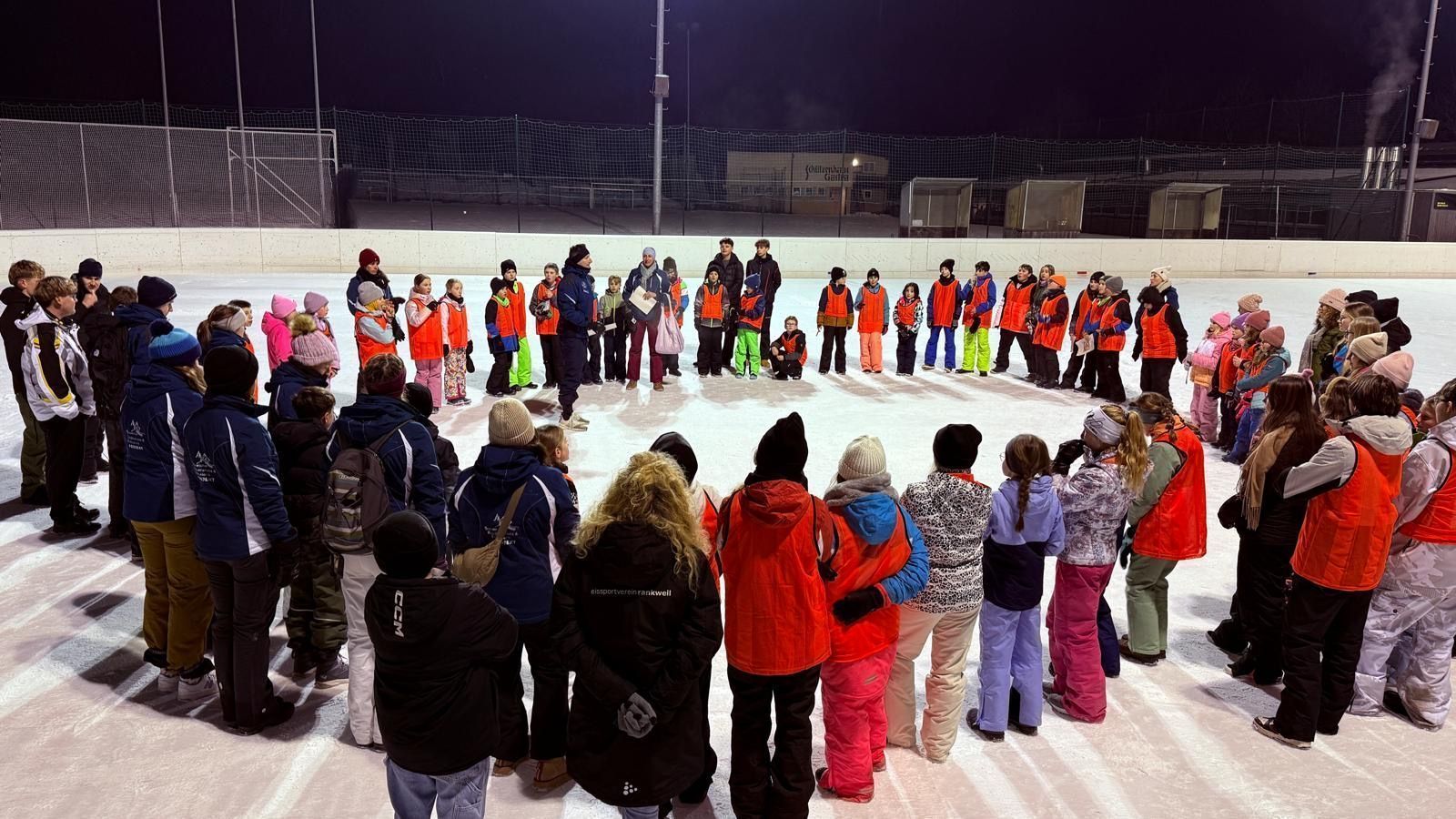 Gemeinde Rankweil mit 100 Kids aus Schweich bei der Eröffnung am Gastra-Eisplatz.